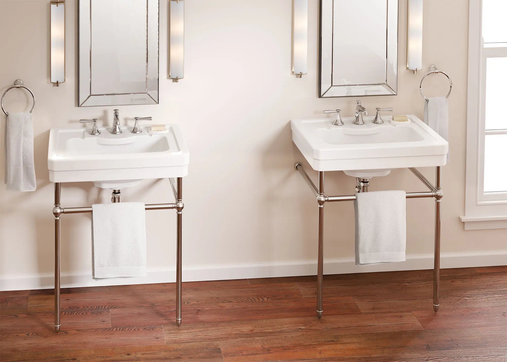 Robinet de lavabo espacé à 2 poignées Fitzgerald avec poignées à levier // CHROME POLI // 106764_LIX_FITZGERALD_CONSOLE__F02__CDNwebp.webp