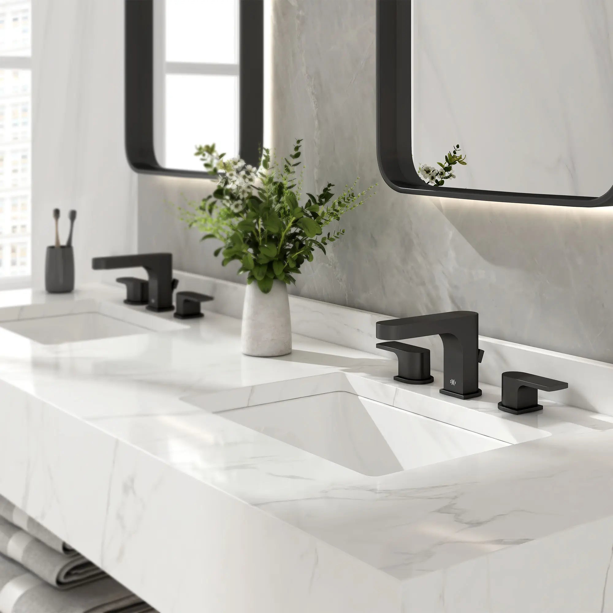 Robinet de lavabo espacé à 2 poignées Equility avec poignées à levier // NOIR MAT // 152718_B-D35109800.243_CDNwebp.webp