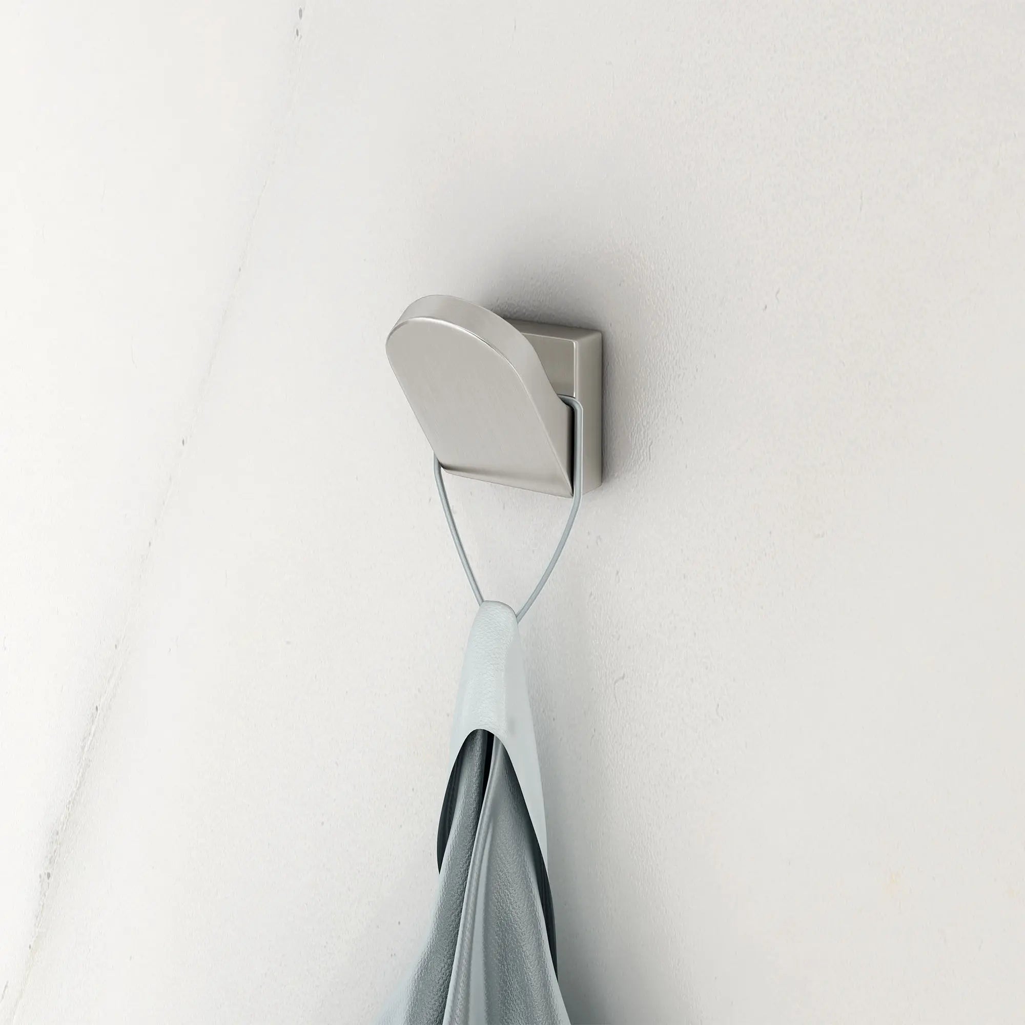 Porte-peignoir Equility // NICKEL BROSSÉ // 152723_B-D35109210.144_CDNwebp.webp