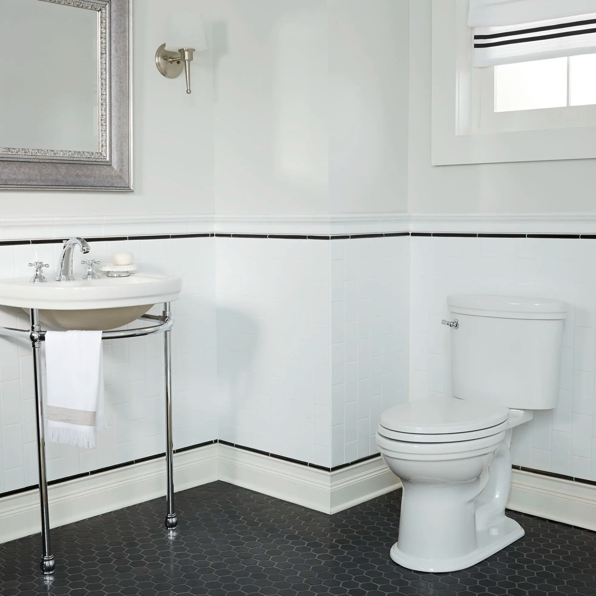 Toilette St. George, 2 pièces à cuvette allongée à hauteur de chaise avec siège // CANVAS WHITE // 159583_C-D2215AA104415_D19000708002415_D35101840100_0_CDNwebp.webp