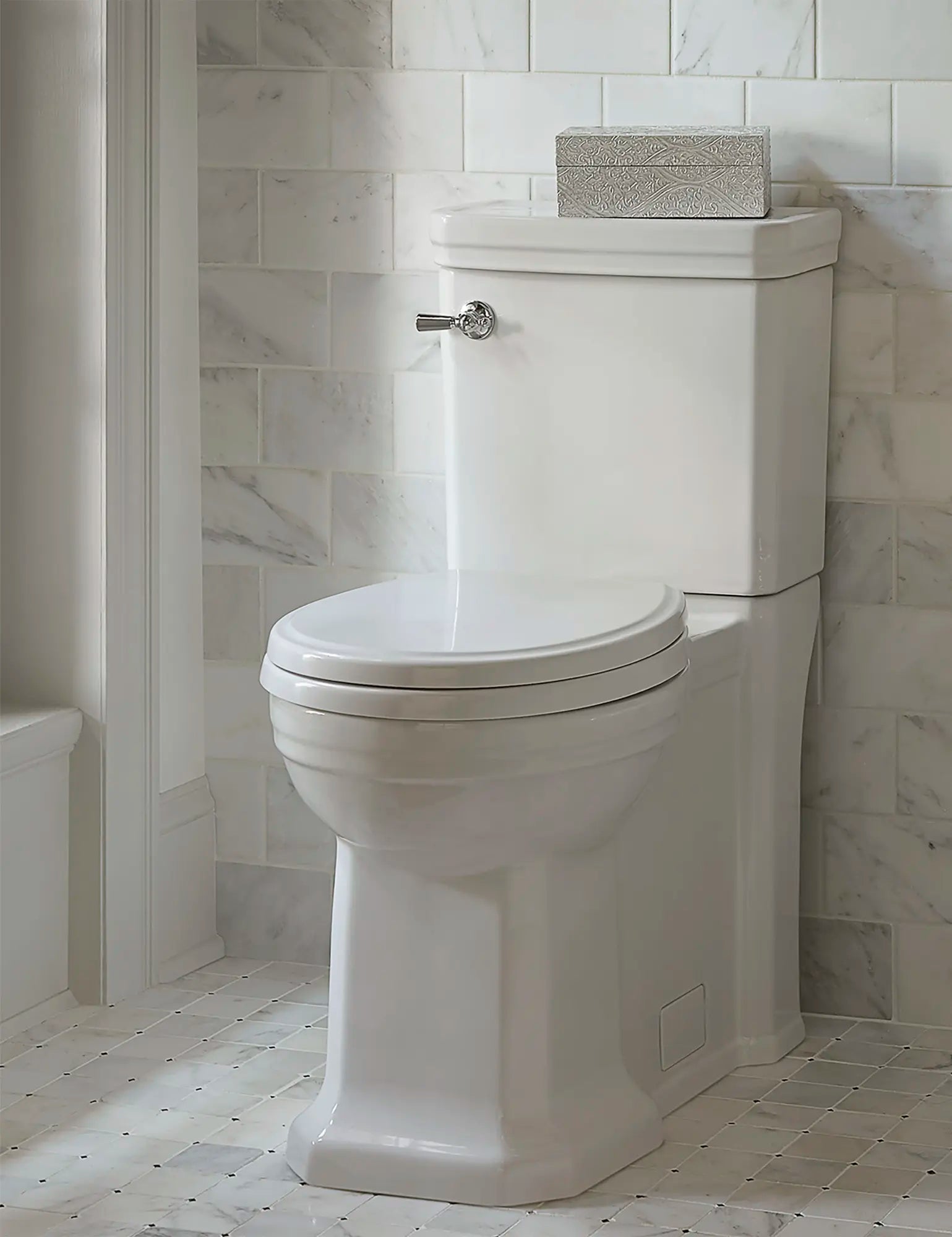 Toilette Fitzgerald, à cuvette allongée à hauteur de chaise avec siège // CANVAS WHITE // 159587_B_D2205CA101.415_CDNwebp.webp