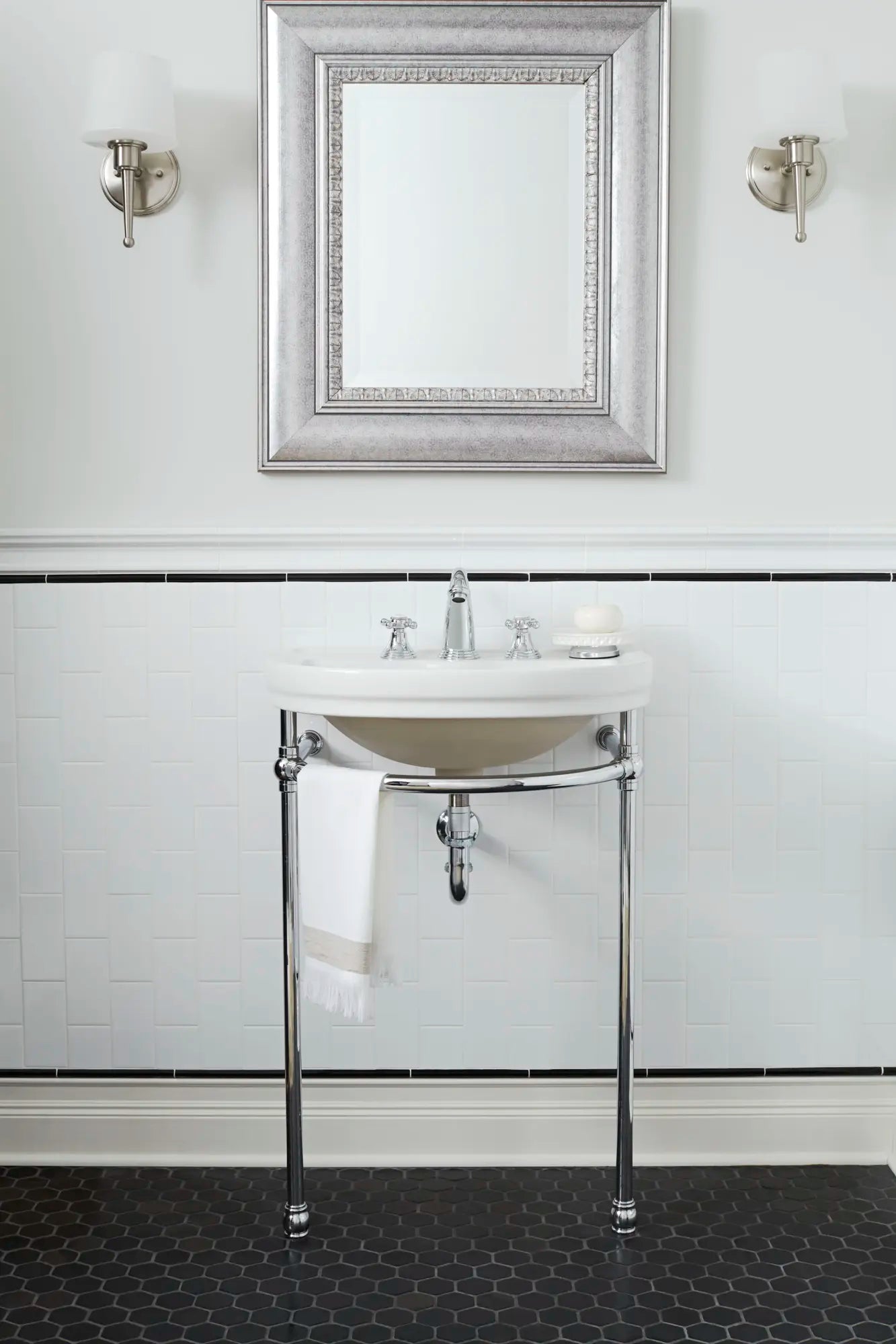 Porte-peignoir Oak Hill // CHROME POLI // 159736_B_D3510184C.100_CDNwebp.webp