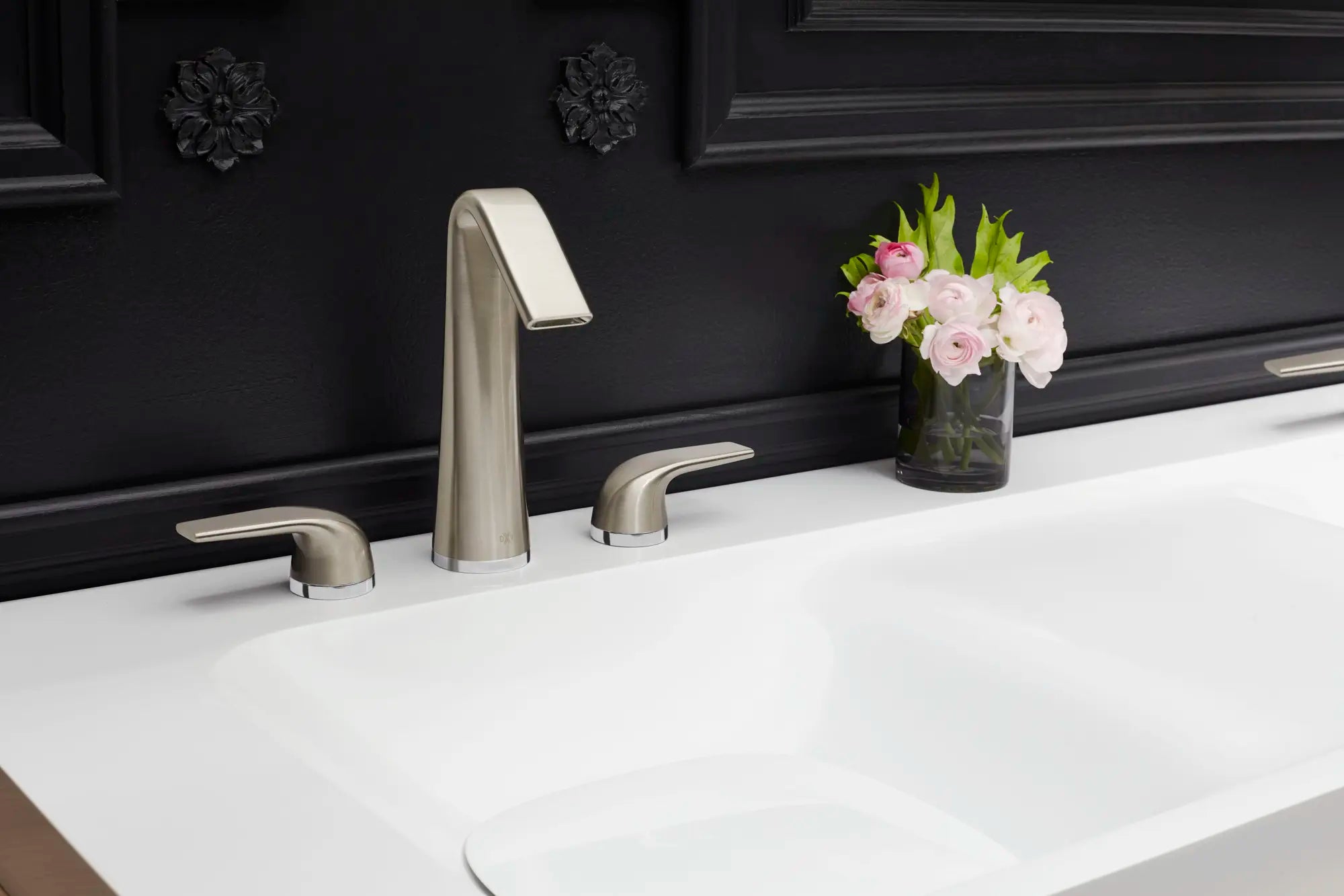 Robinet bec arqué de lavabo espacé à 2 poignées DXV Modulus avec poignées à levier // NICKEL BROSSÉ // 159764_D35120822144_CDNwebp.webp