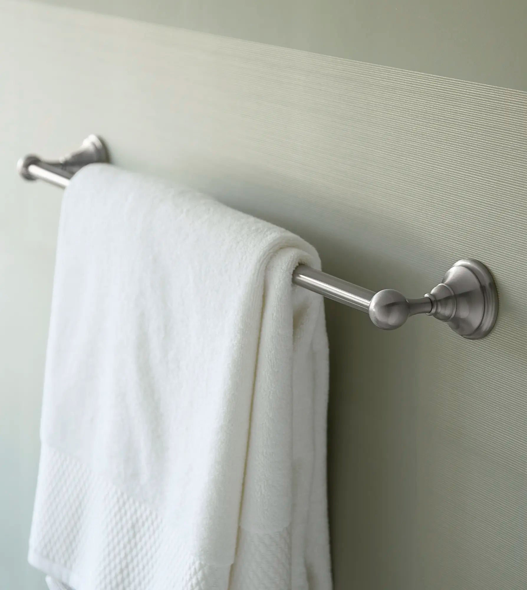 Porte-serviettes de 24 po Randall // NICKEL BROSSÉ // 159855_B_D35102240144_0_CDNwebp.webp