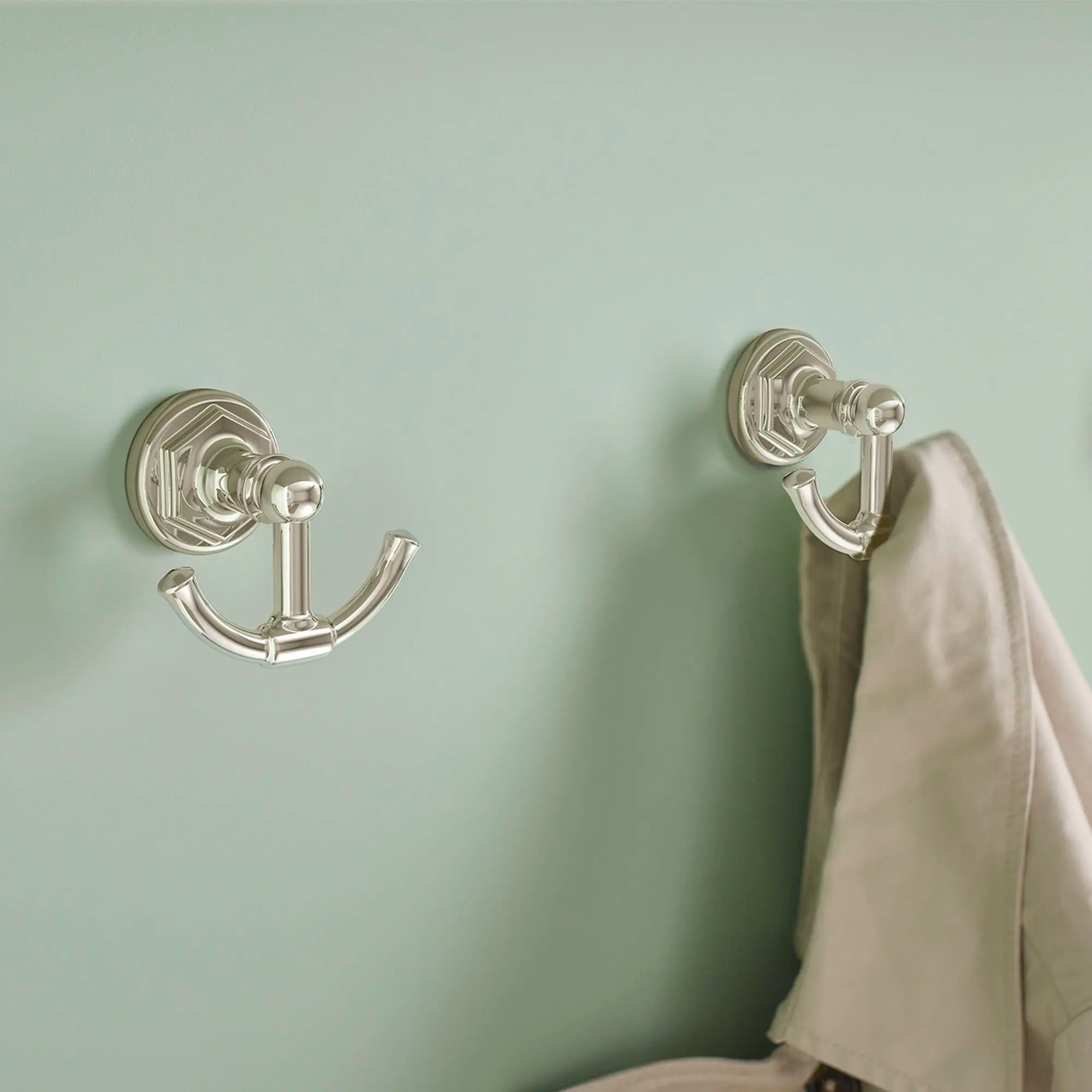 Porte-peignoir Oak Hill // PLATINUM NICKEL // 160235_B-D35155210.150_CDNwebp.webp