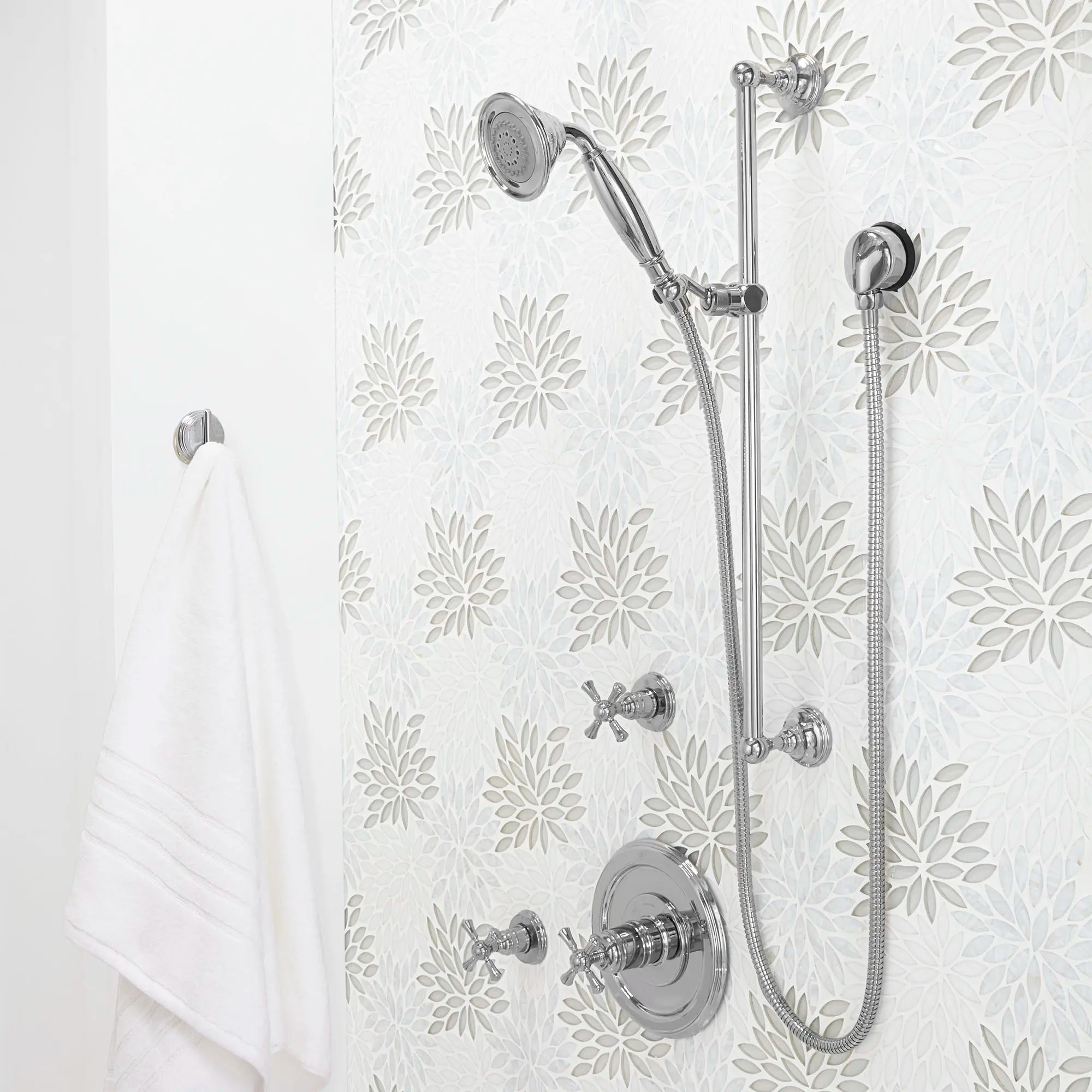Ensemble de douche personnelle avec douchette Randall // CHROME POLI // 160256_B-D35102514100_D35700110100_D35102780100_01_CDNwebp.webp