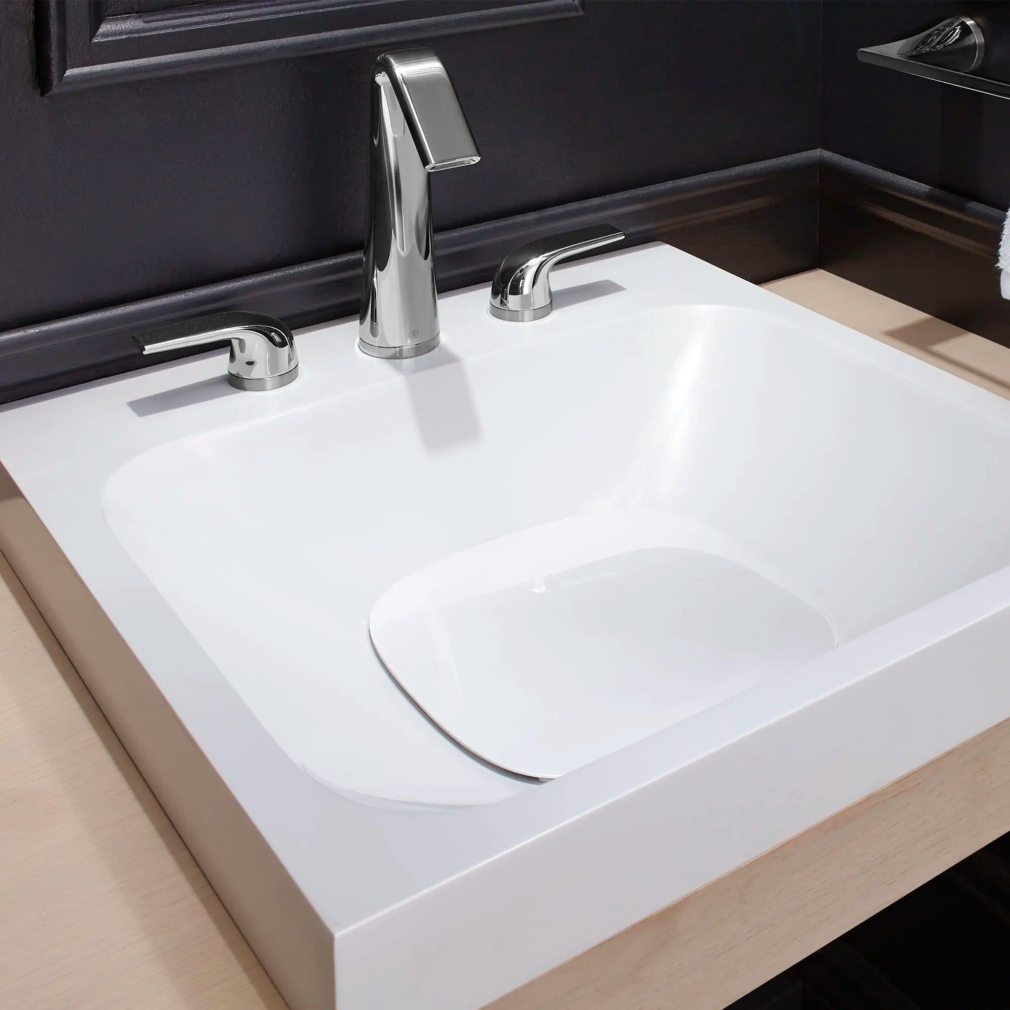 Robinet bec arqué de lavabo espacé à 2 poignées DXV Modulus avec poignées à levier // CHROME POLI // 160290_B-D35120822.100__CDNwebp.webp