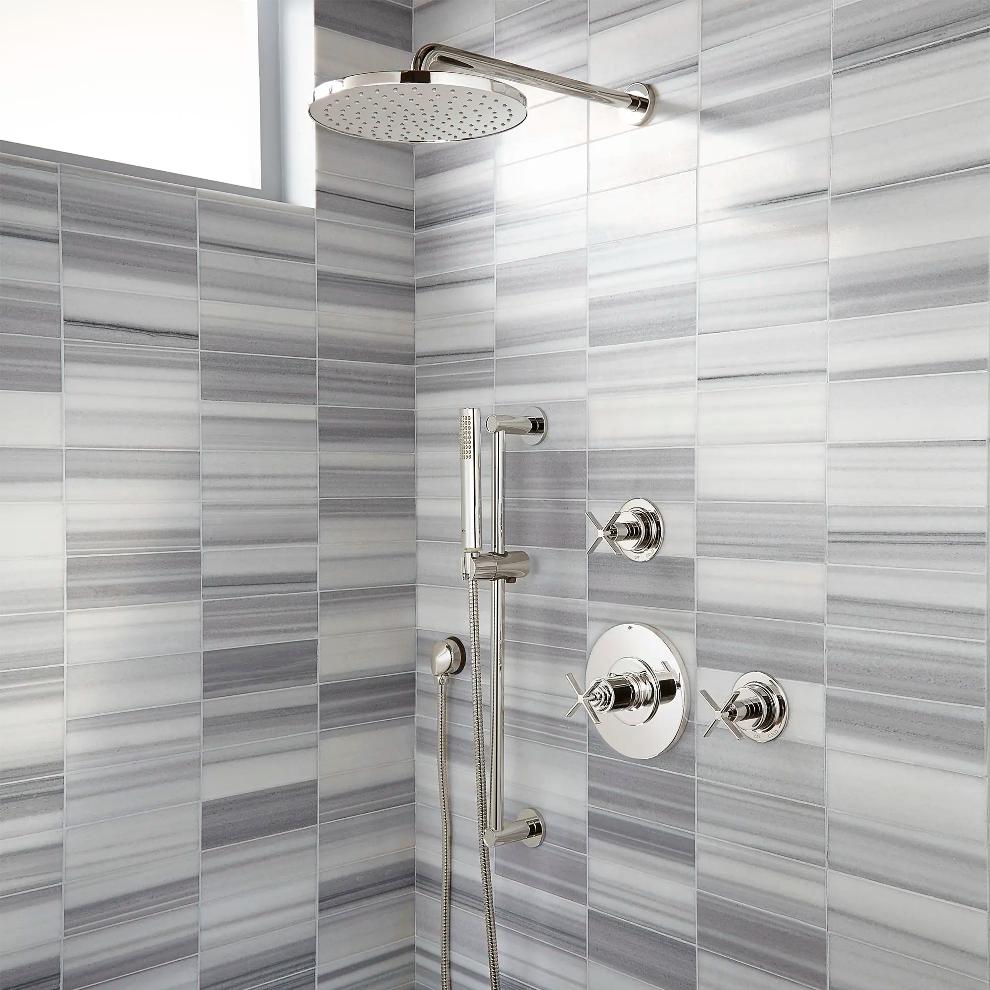 Pomme de douche ronde de 10 po Contemporain // PLATINUM NICKEL // 160298_B-D35105514150_D35105434150_D35105780150_D35700210150_01_CDNwebp.webp