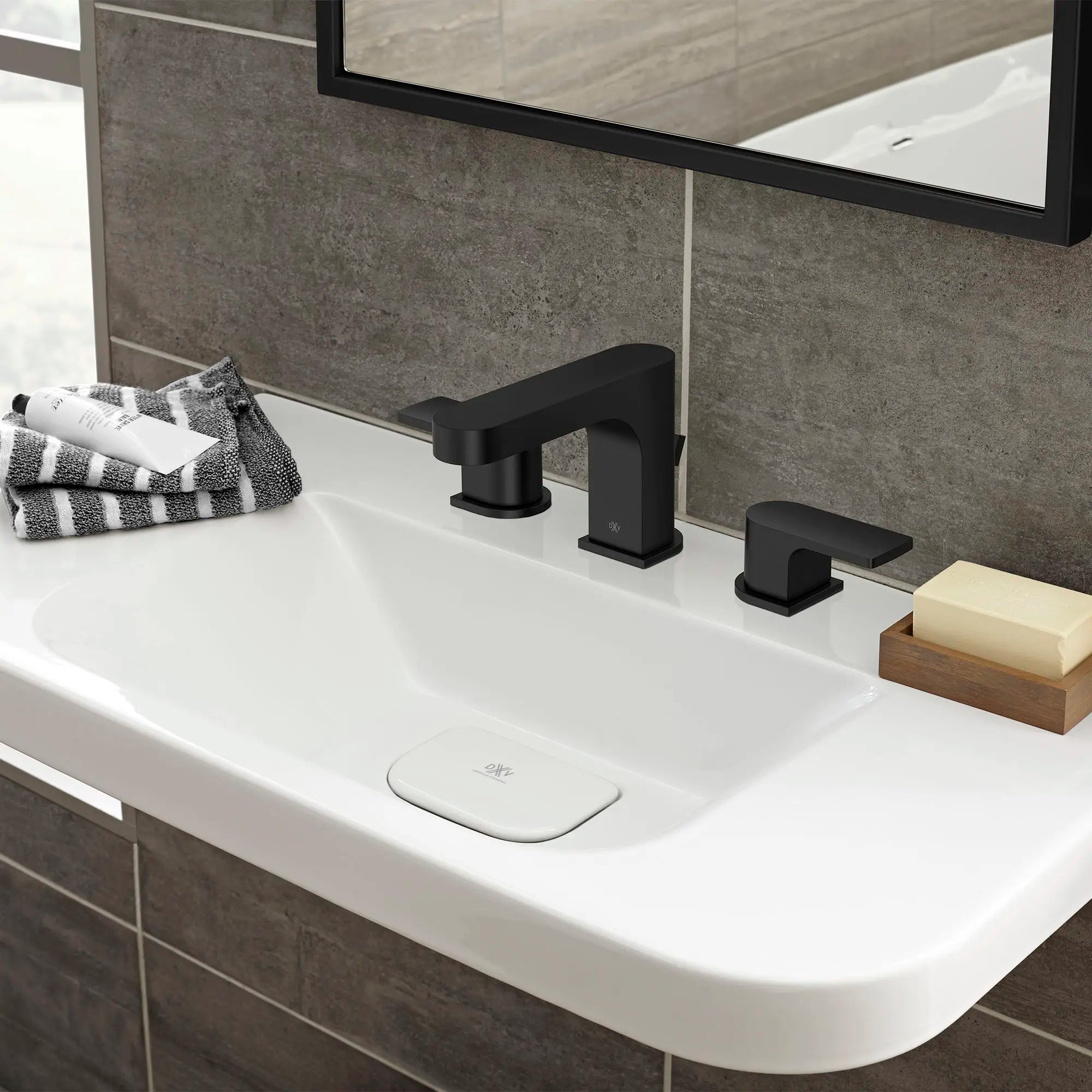 Robinet de lavabo espacé à 2 poignées Equility avec poignées à levier // NOIR MAT // 176963_Equility_EnvironmentCloseUp_D35109800.243_D20076008.415_0001_Sept2023_0_CDNwebp.webp