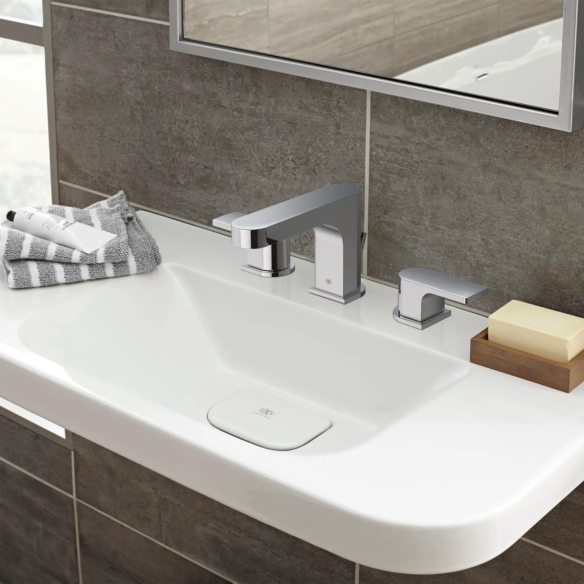 Lavabo murale de 33 po Equility - trois trous // CANVAS WHITE // 176964_Equility_EnvironmentCloseUp_D35109800.100_D20076008.415_0001_Sept2023_0_CDNwebp.webp