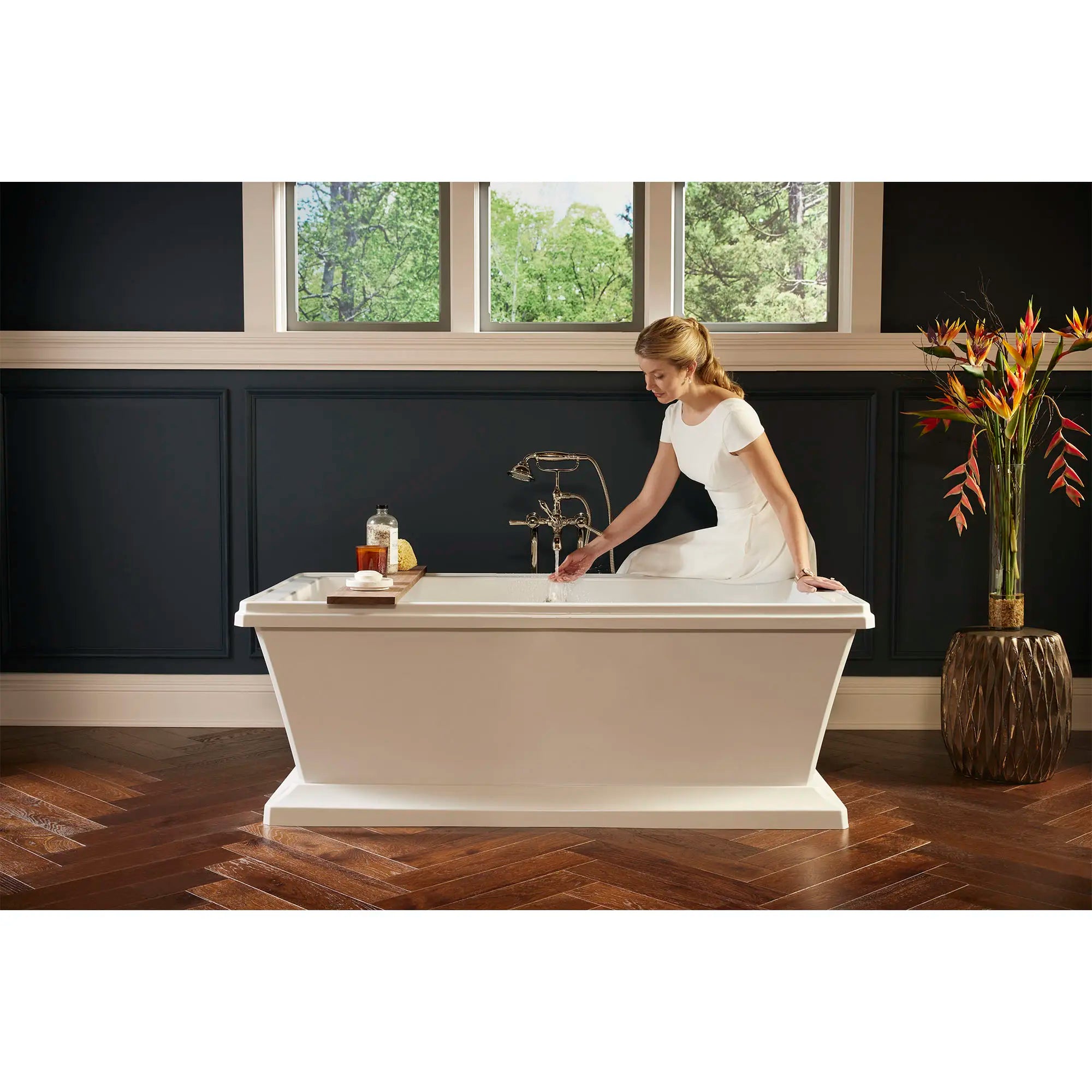 Baignoire autoportante Fitzgerald 66 x 36 po // CANVAS WHITE // 190982_Fitzgerald_Lifestyle_D62645004.415_D35160950.150_0006_Apr2023_0_CDNwebp.webp