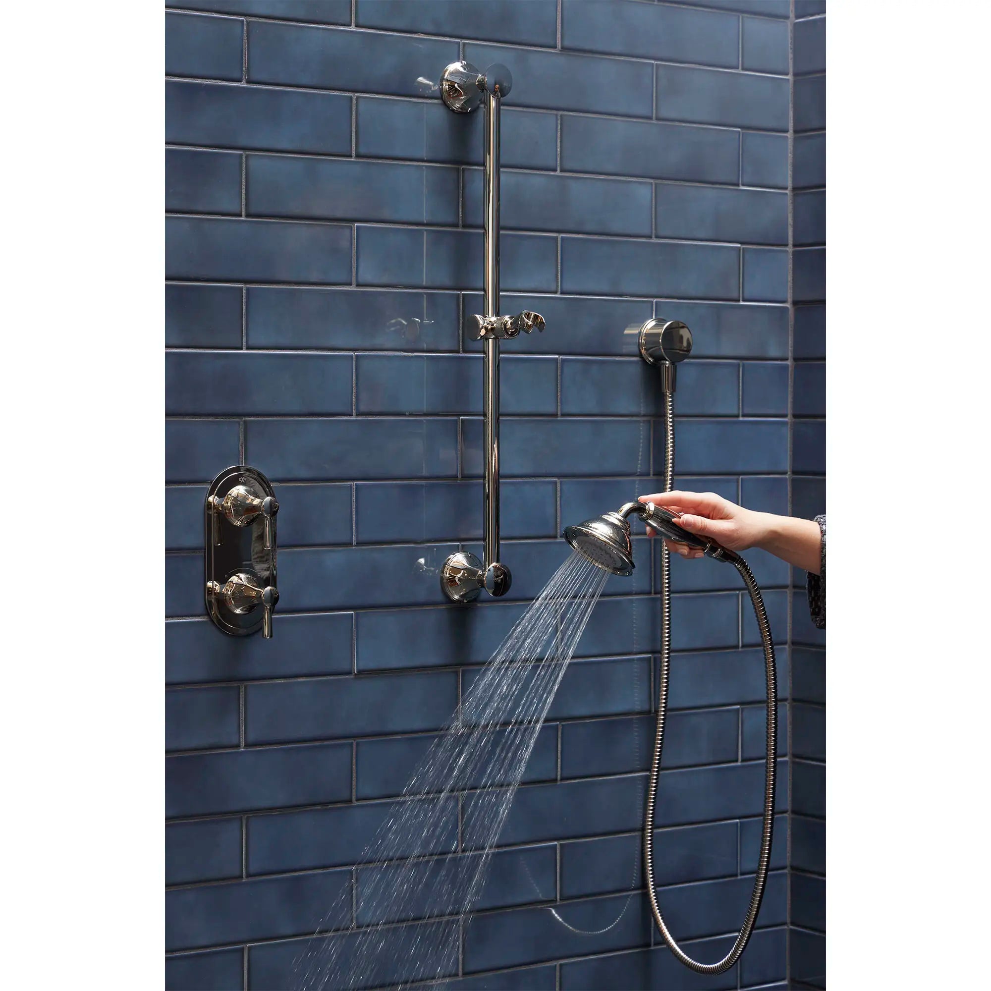 Ensemble de douche personnelle Fitzgerald avec glissière et coude mural // PLATINUM NICKEL // 191017_Fitzgerald_Lifestyle_D35160780.150_D35160527.150_0001_Apr2023_CDNwebp.webp