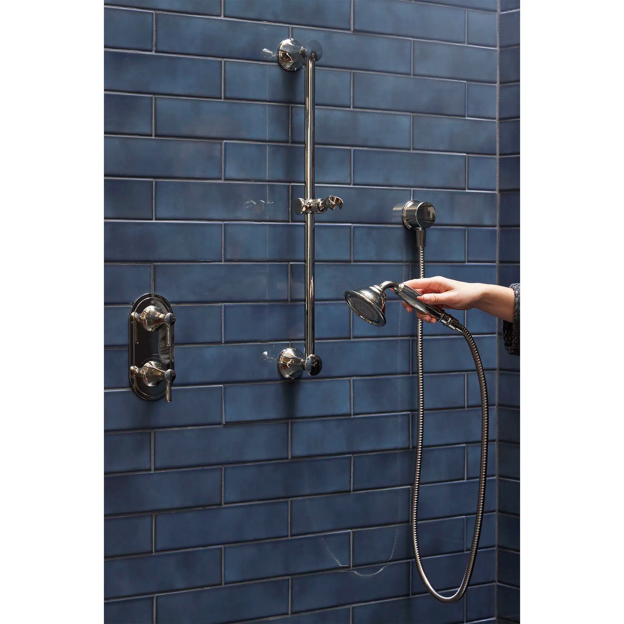 Ensemble de douche personnelle Fitzgerald avec glissière et coude mural // PLATINUM NICKEL // 191018_Fitzgerald_Lifestyle_D35160780.150_D35160527.150_0002_Apr2023_CDNwebp.webp