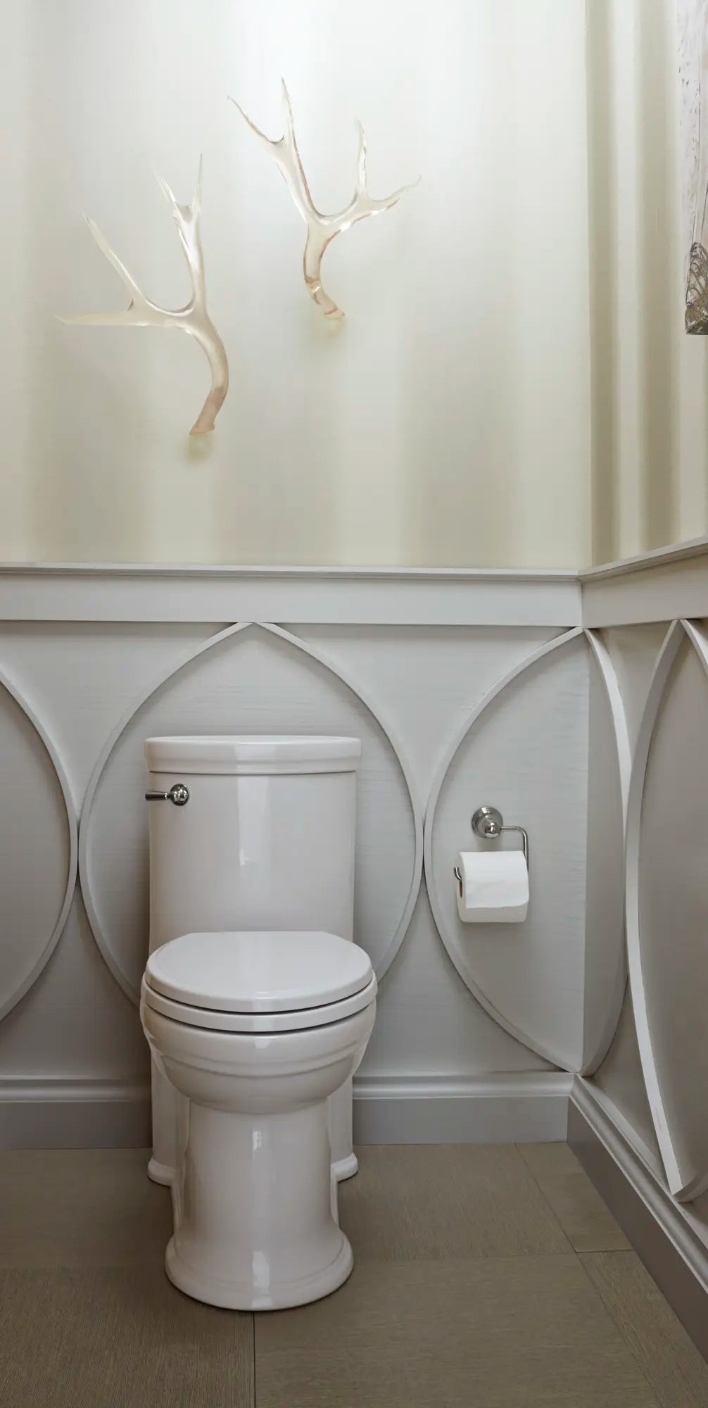 Toilette St. George monopièce à cuvette allongée à hauteur de chaise avec siège // CANVAS WHITE // 38953_B_D22000C101.415_02_CDNwebp.webp