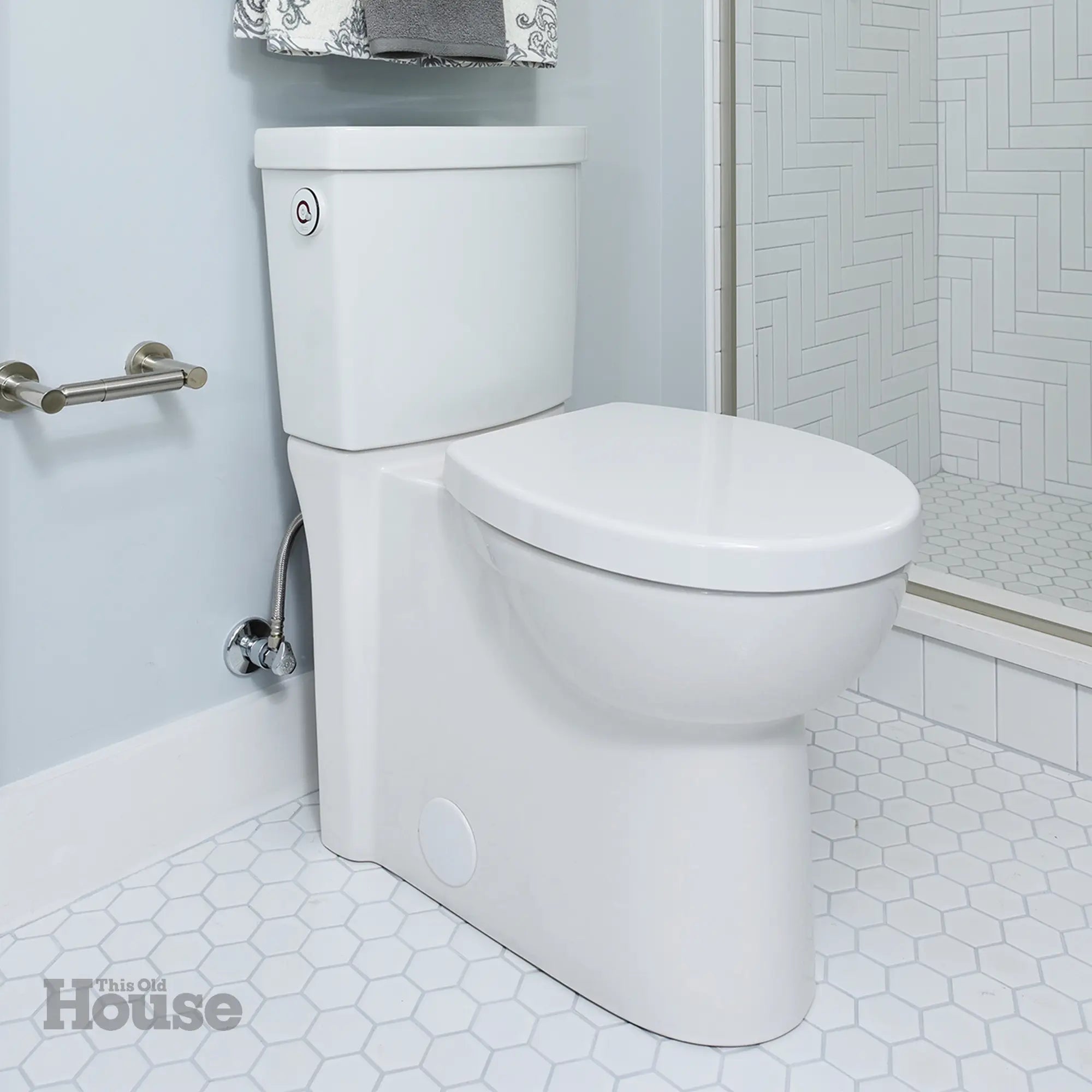 Toilette Equility monopièce à chasse double à cuvette allongée à hauteur de chaise avec siège // CANVAS WHITE // 39805_D22690A200415_CDNwebp.webp