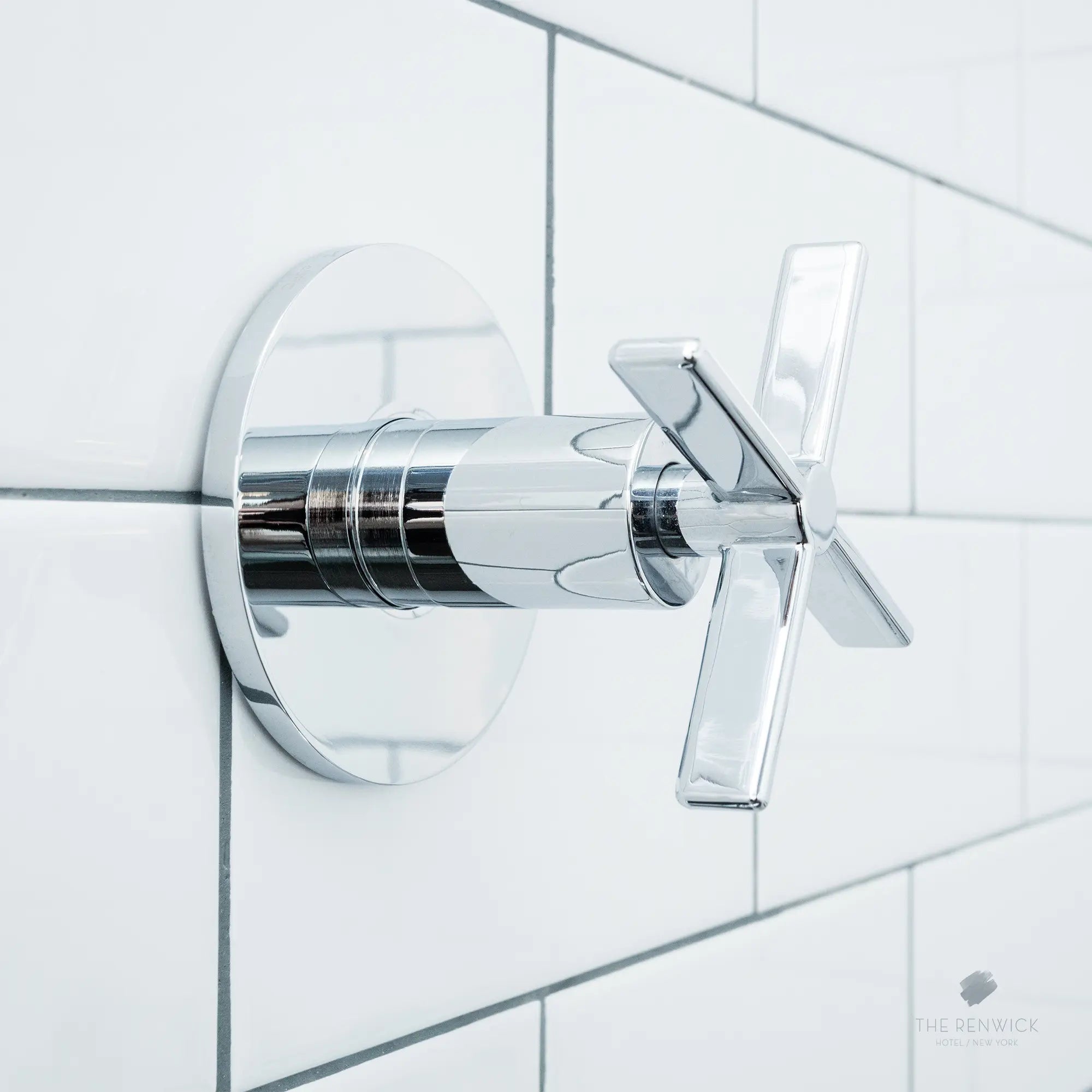 Garniture d’inverseur de 3/2 po ou 4/3 po Percy avec poignée en croix // CHROME POLI // 39844_D35105434100_0_CDNwebp.webp