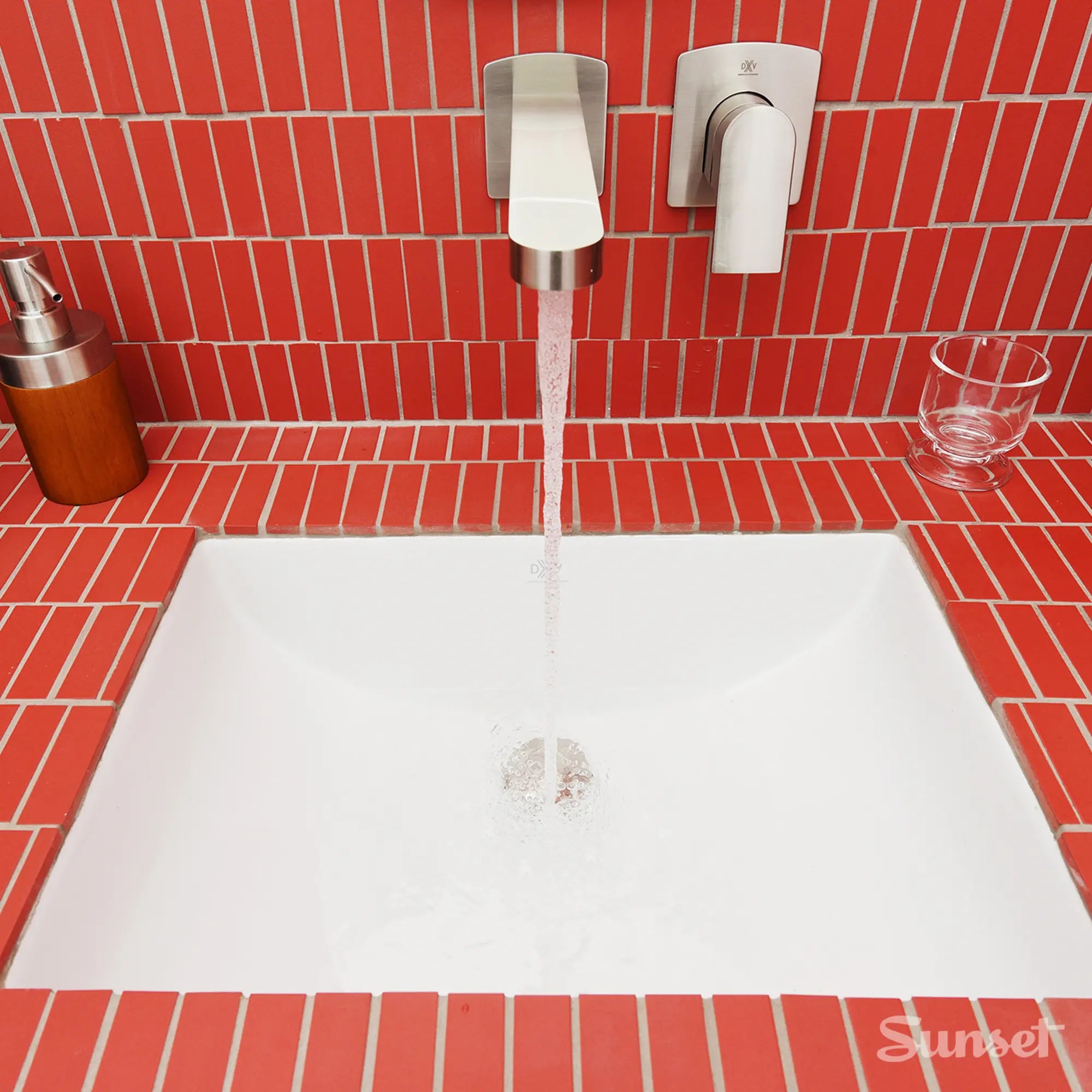 Robinet de bain romain à poignée unique Equility avec à douchette et poignée à levier // CHROME POLI // 39869_D35109900100_CDNwebp.webp