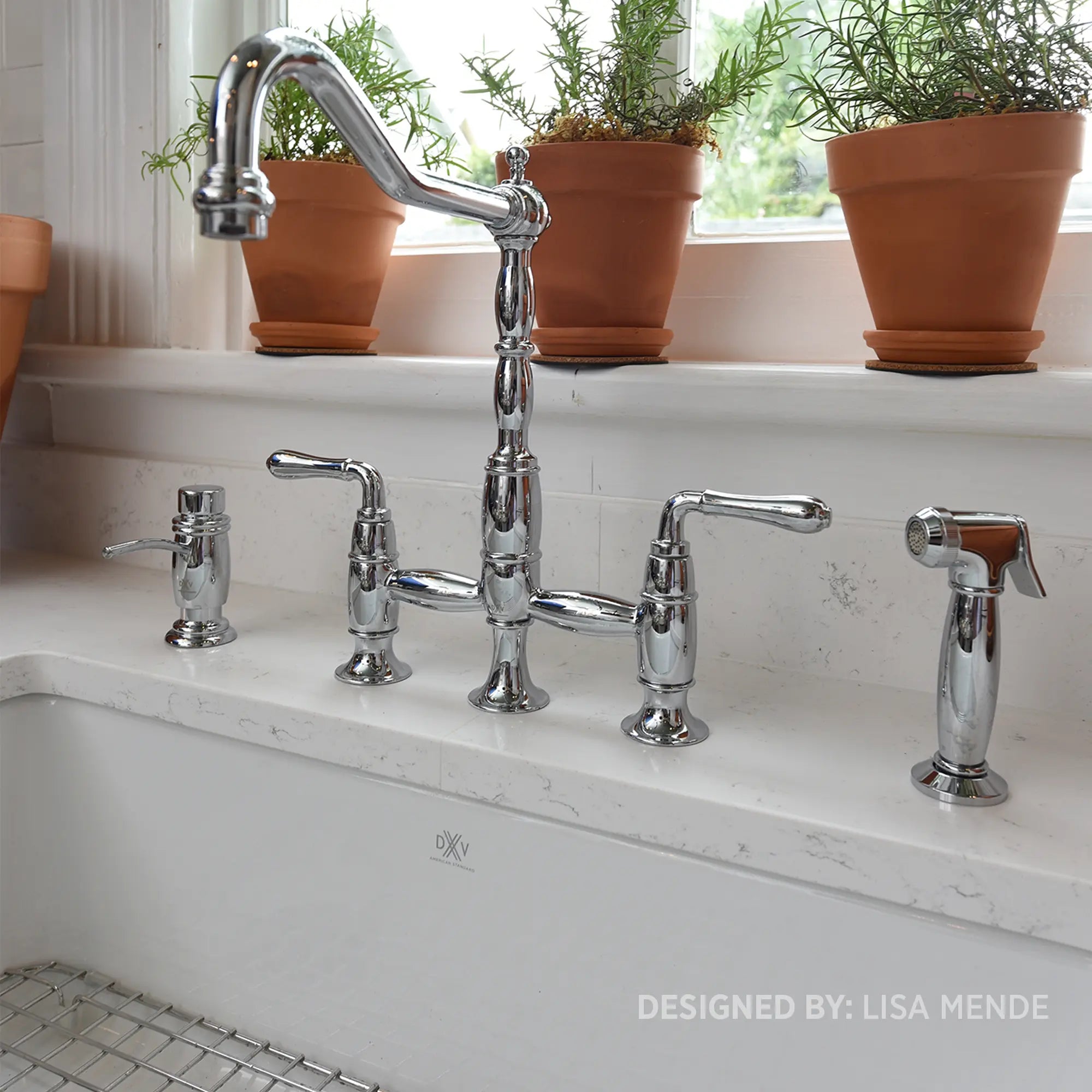 Robinet de style pont espacé Victorian avec jet latéral // CHROME POLI // 39879_D35402250100_0_CDNwebp.webp