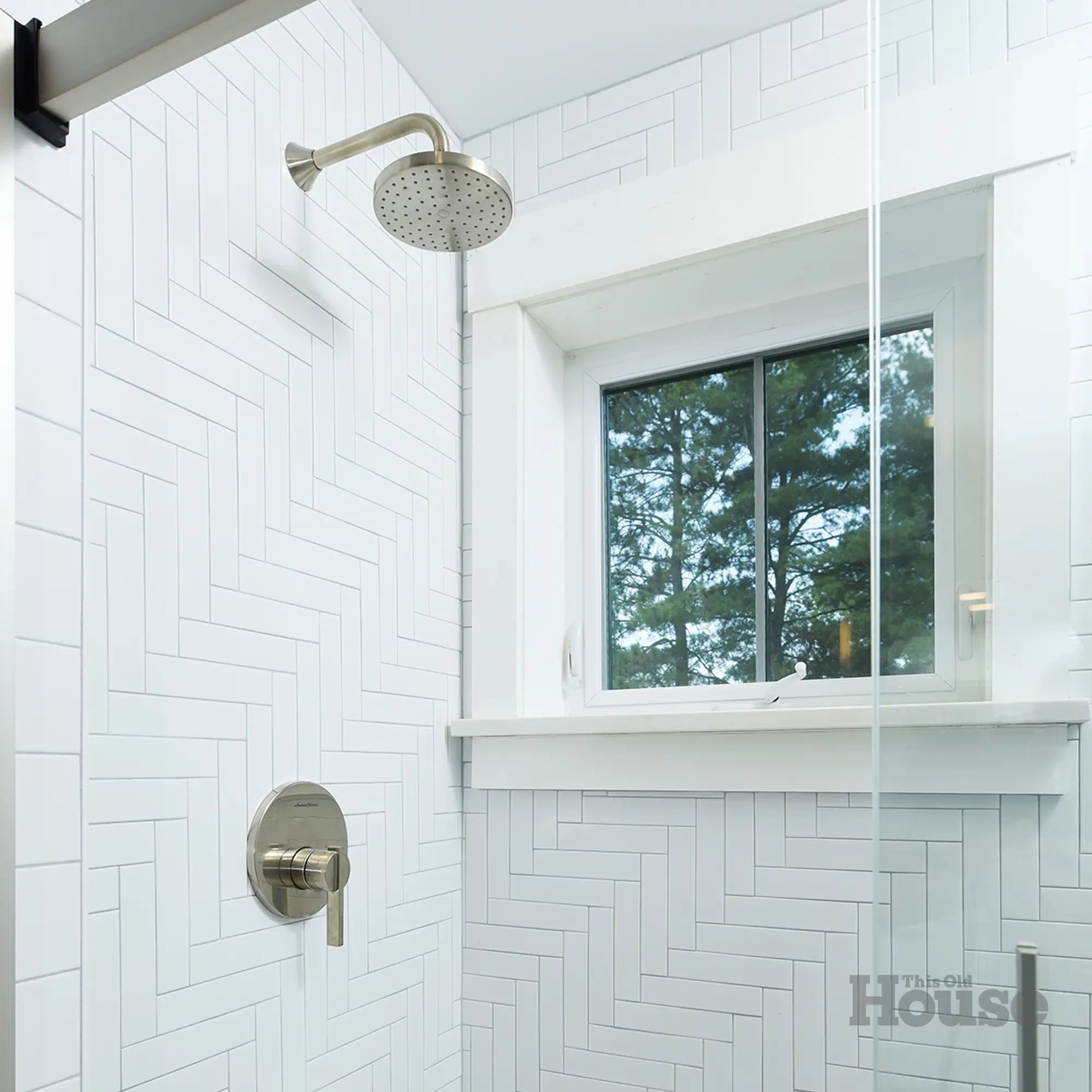 Pomme de douche de 10 po Fine Ronde // CHROME POLI // 39924_D35701410100_0_CDNwebp.webp
