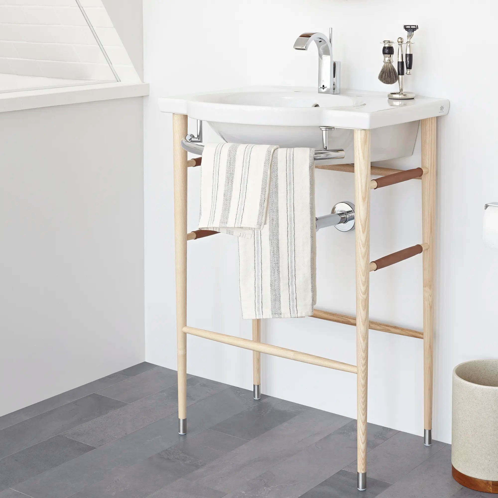 Robinet de lavabo à monocommande Rem // CHROME POLI // 40419_B-D3510010C100_0_CDNwebp.webp