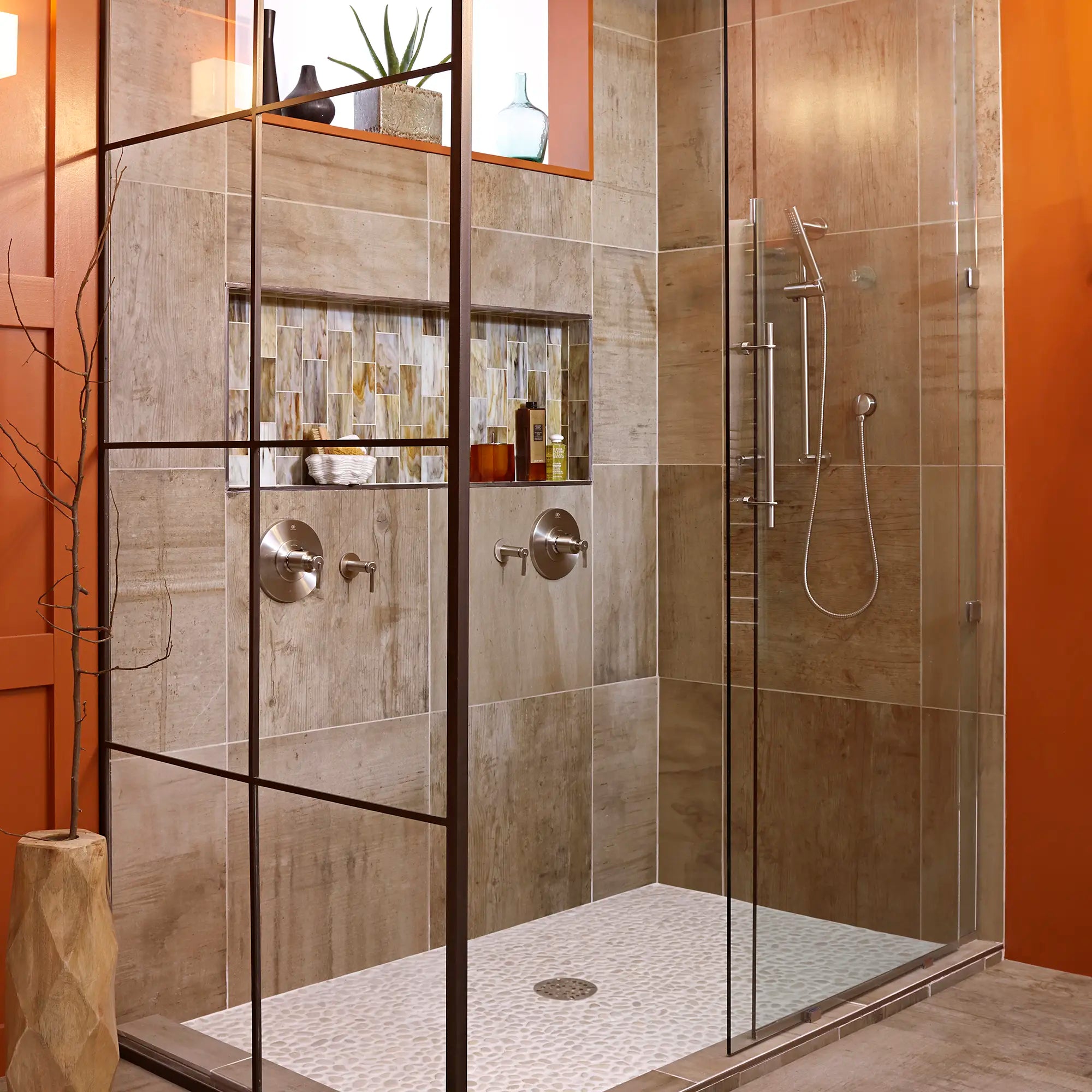 Pomme de douche ronde de 10 po Contemporain // NICKEL BROSSÉ // 40450_B-D35700210144_D35105781144_D35105500144_03_CDNwebp.webp