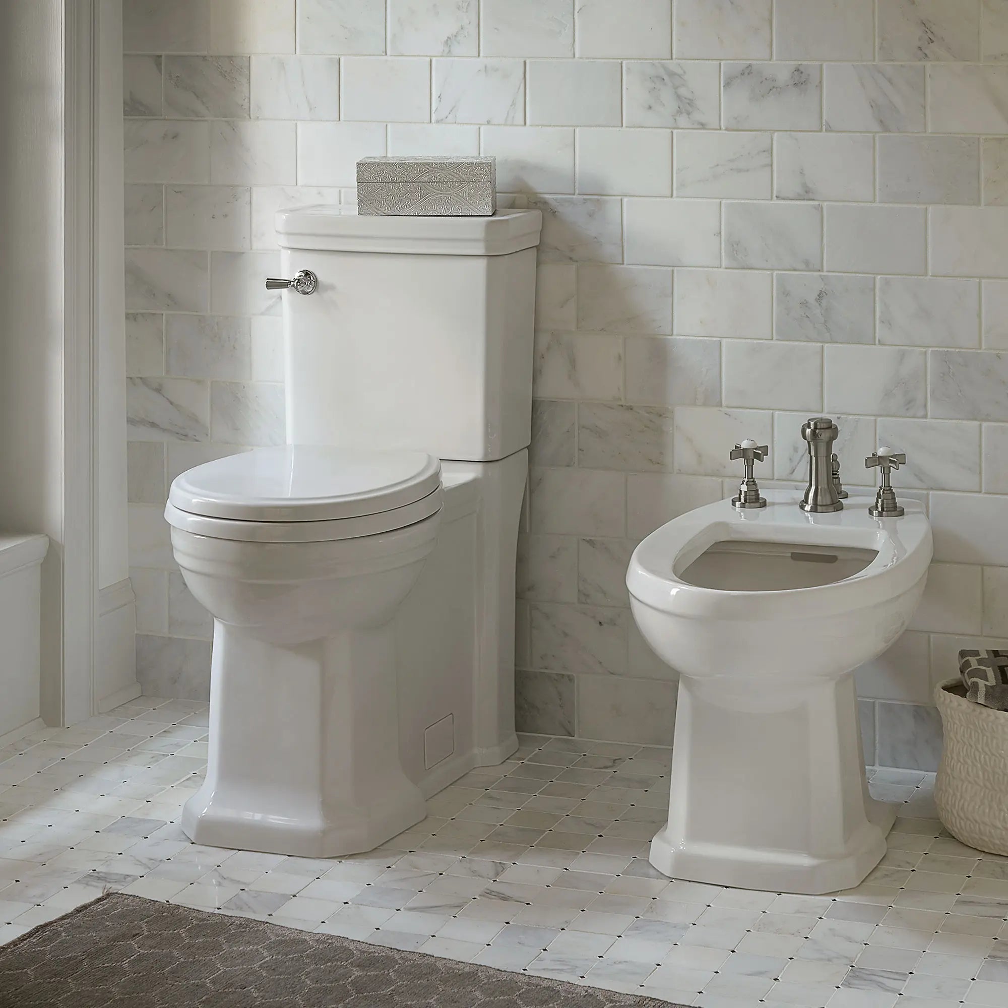 Toilette Fitzgerald, 2 pièces à cuvette allongée à hauteur de chaise avec siège // CANVAS WHITE // 40495_B_D2205CA101.415_CDNwebp.webp