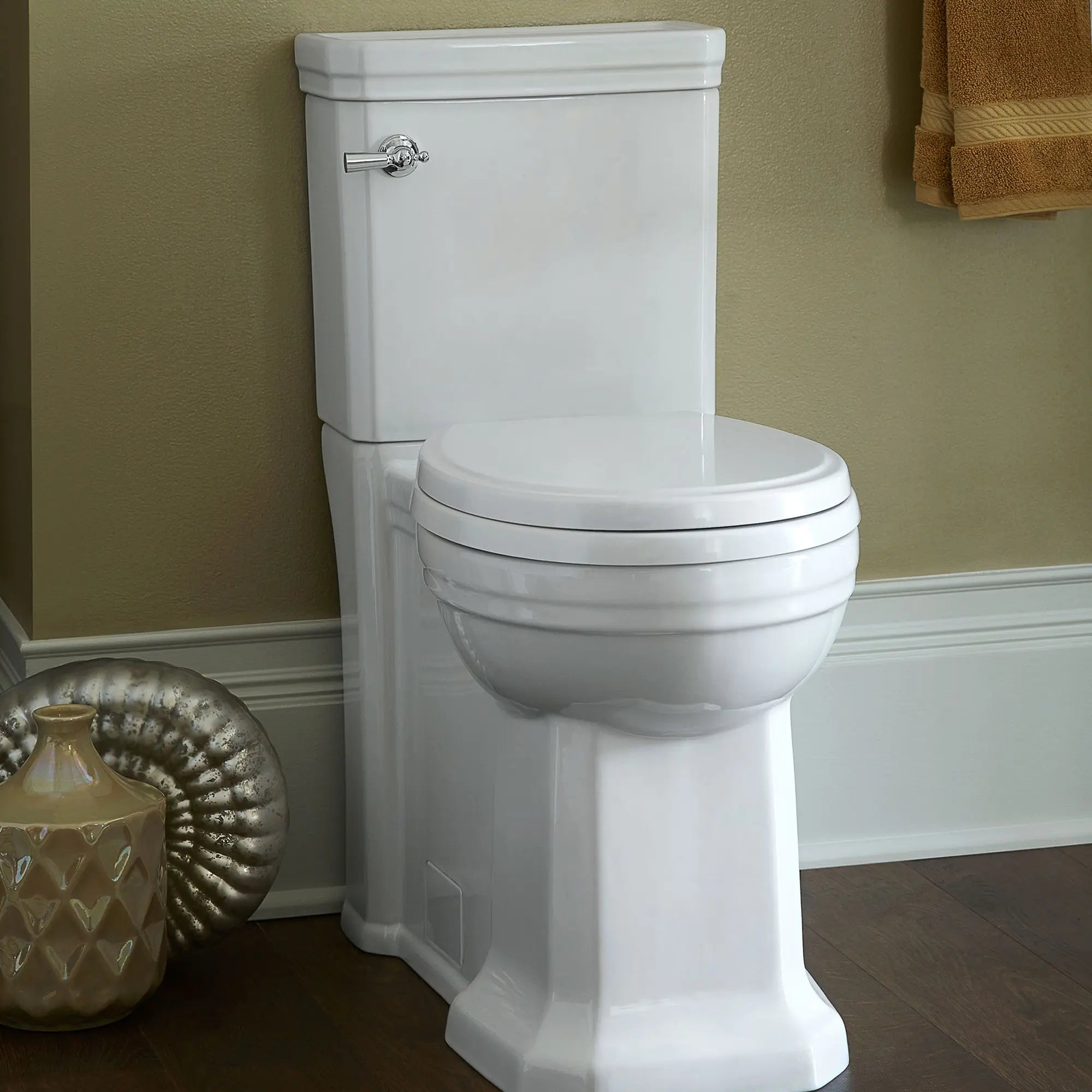 Toilette Fitzgerald, 2 pièces à cuvette au devant rond à hauteur de chaise avec siège // CANVAS WHITE // 40496_B_D2205DA101.415_0_CDNwebp.webp