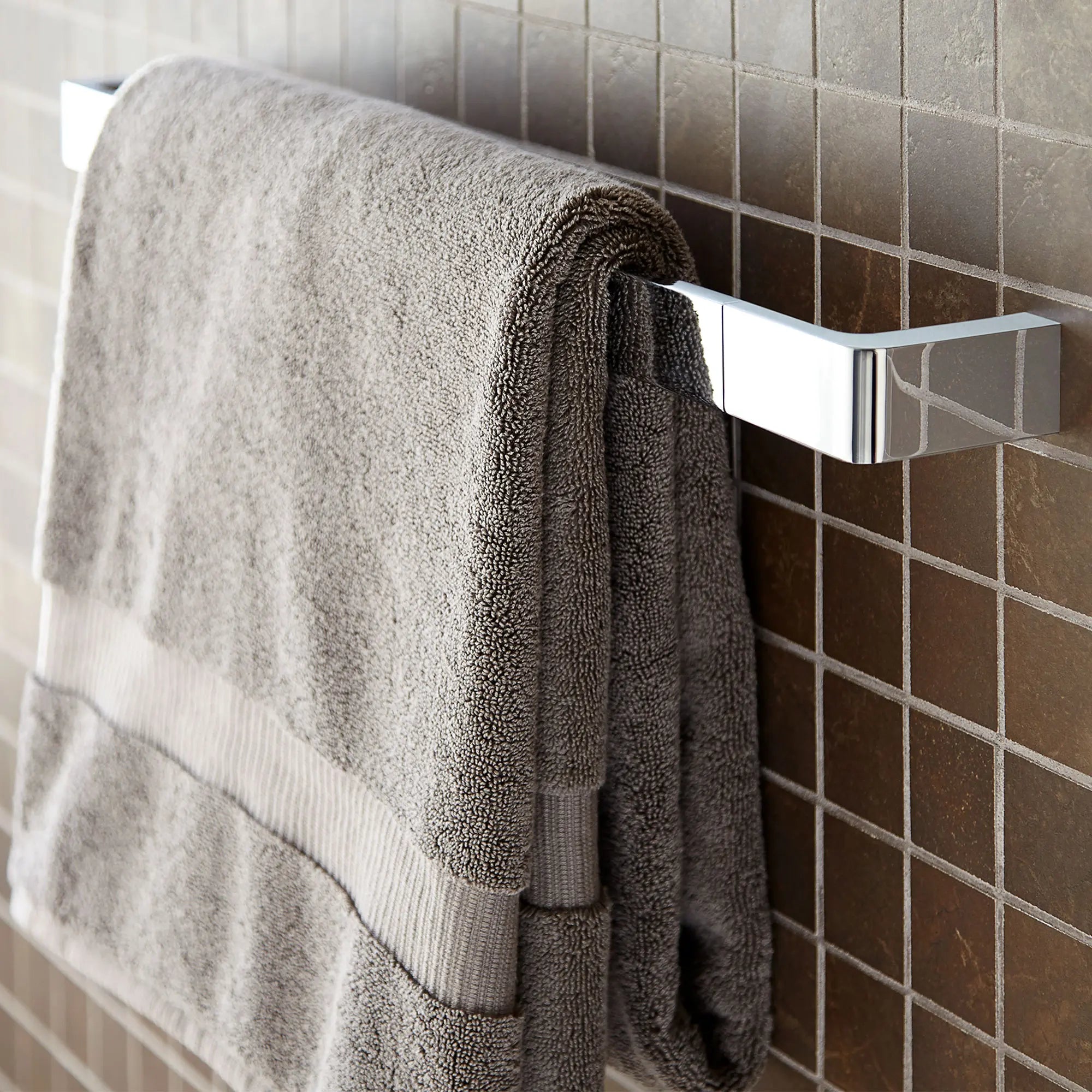 Porte-serviettes de 24 po Rem // CHROME POLI // 40508_B_D35100240100_0_CDNwebp.webp