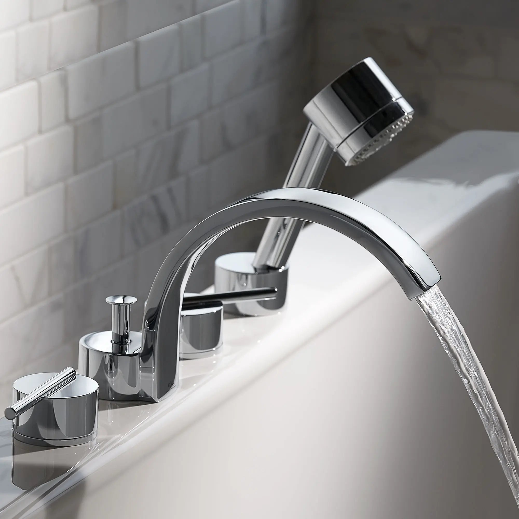Robinet de bain romain à 2 poignées Rem avec à douchette // CHROME POLI // 40510_B_D35100900100_0_CDNwebp.webp