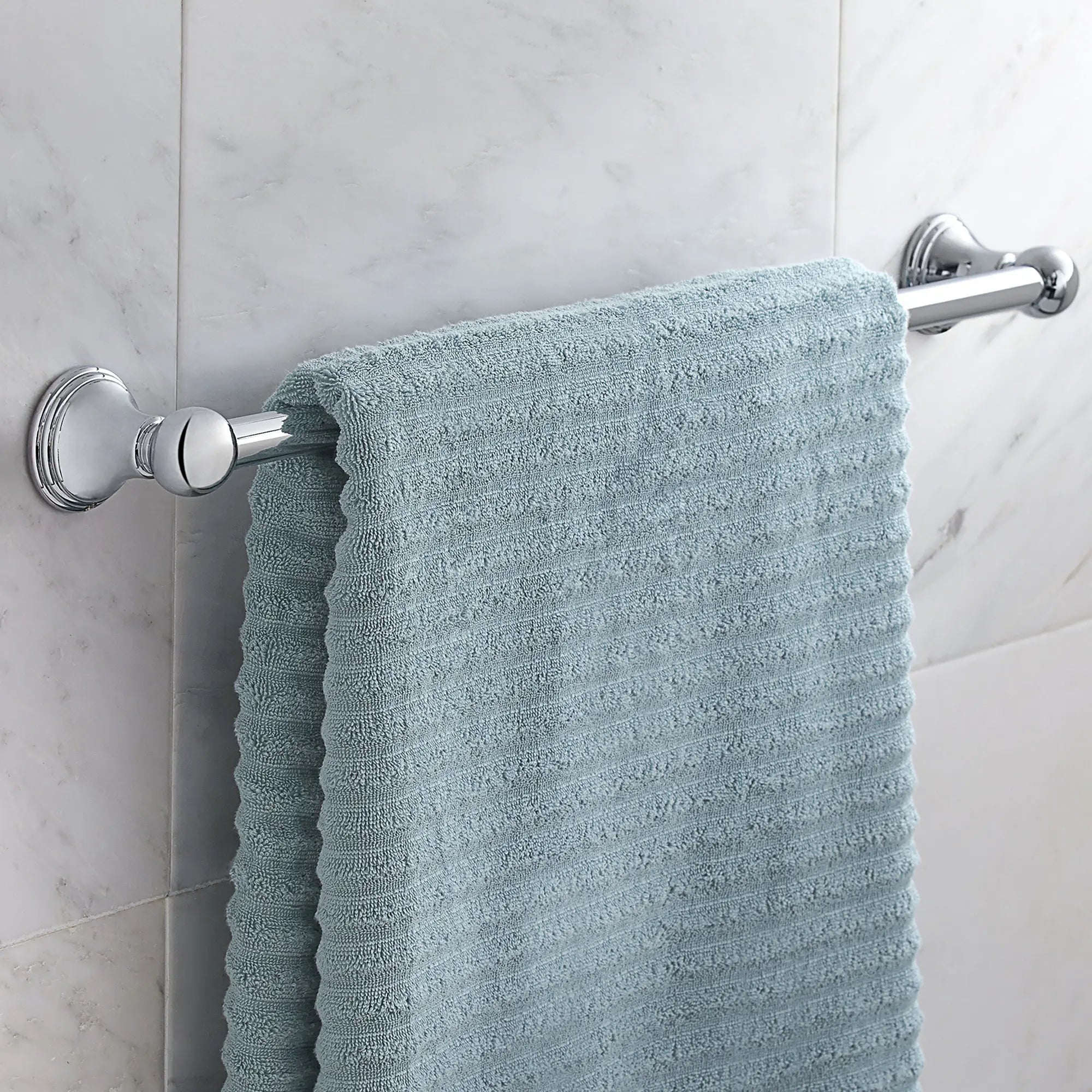 Porte-serviettes de 24 po Ashbee // CHROME POLI // 40519_B_D35101240100_0_CDNwebp.webp