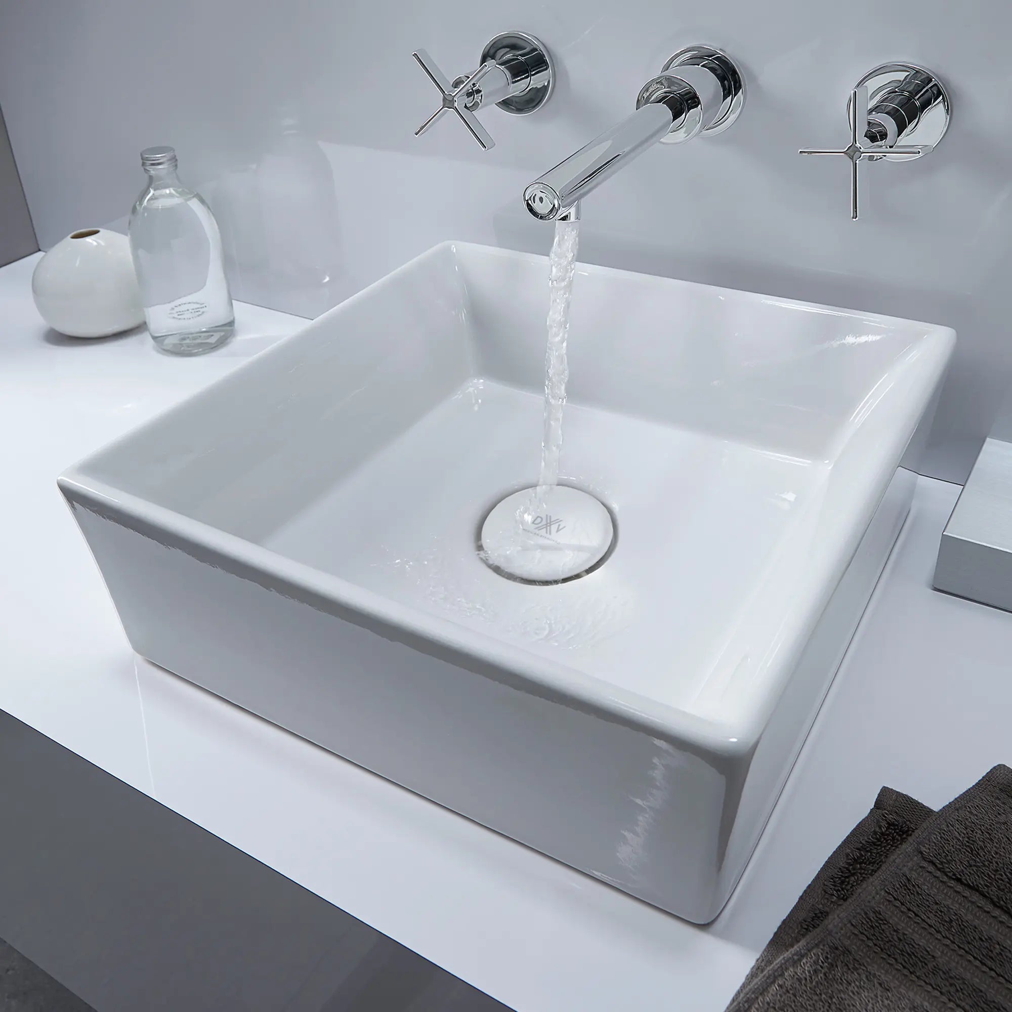Robinet de lavabo mural avec poignées en croix // CHROME POLI // 40557_B_D35105454100_0_CDNwebp.webp