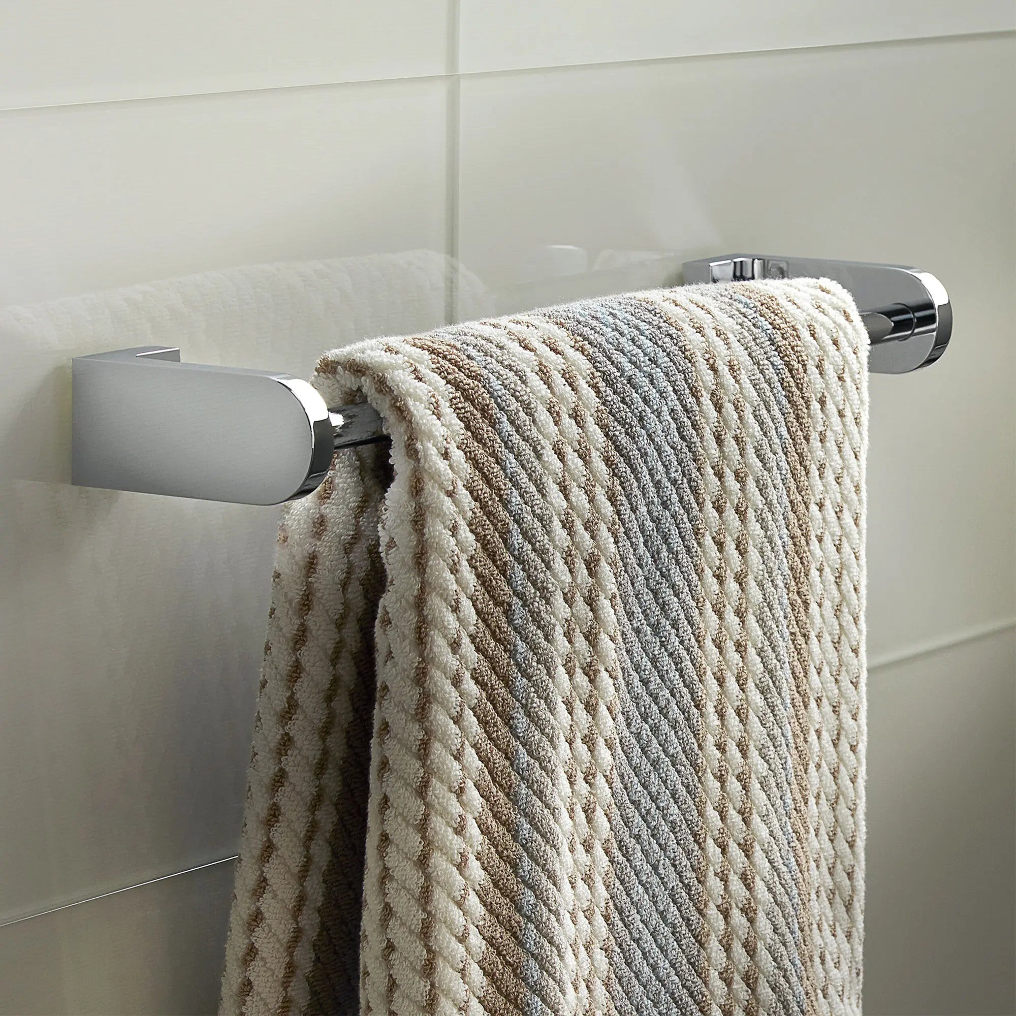 Porte-serviettes de 24 po Equility // CHROME POLI // 40598_B_D35109240100_CDNwebp.webp