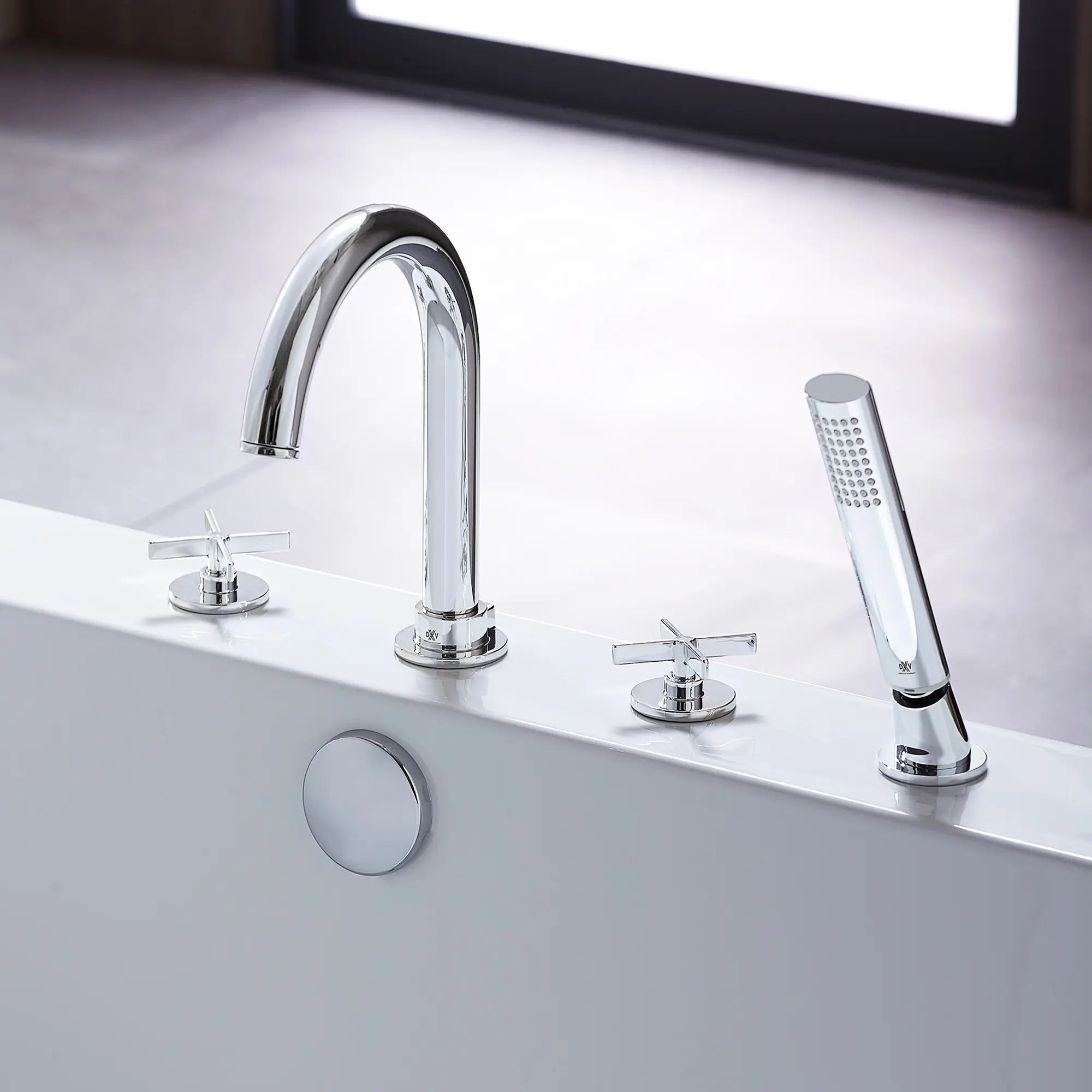 Robinet de bain romain à 2 poignées Percy avec à douchette et poignées en croix // CHROME POLI // 40761_D35105940100_0_CDNwebp.webp