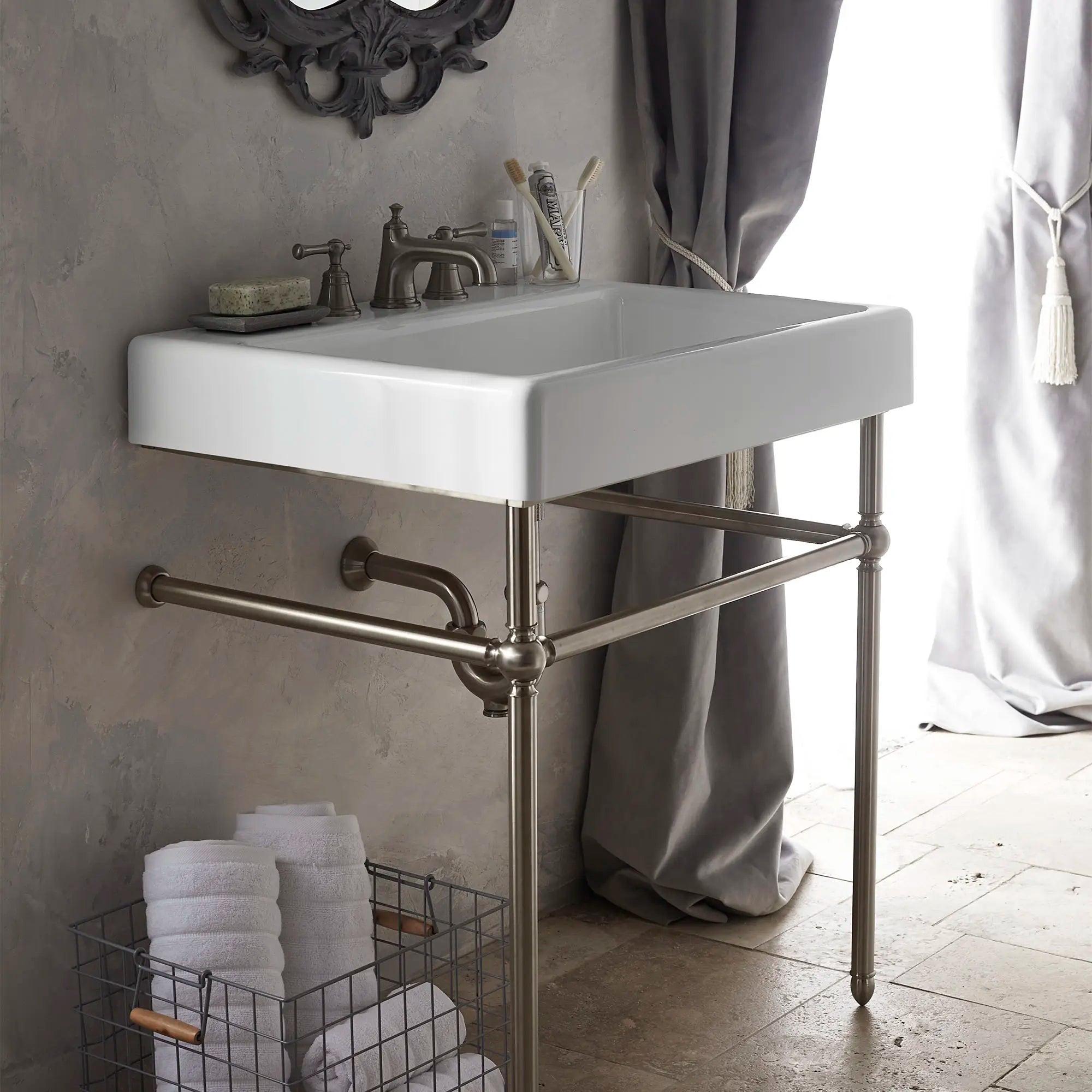 Console de 30 po Oak Hill // NICKEL BROSSÉ // 83926_B-D21411030.144_1_CDNwebp.webp
