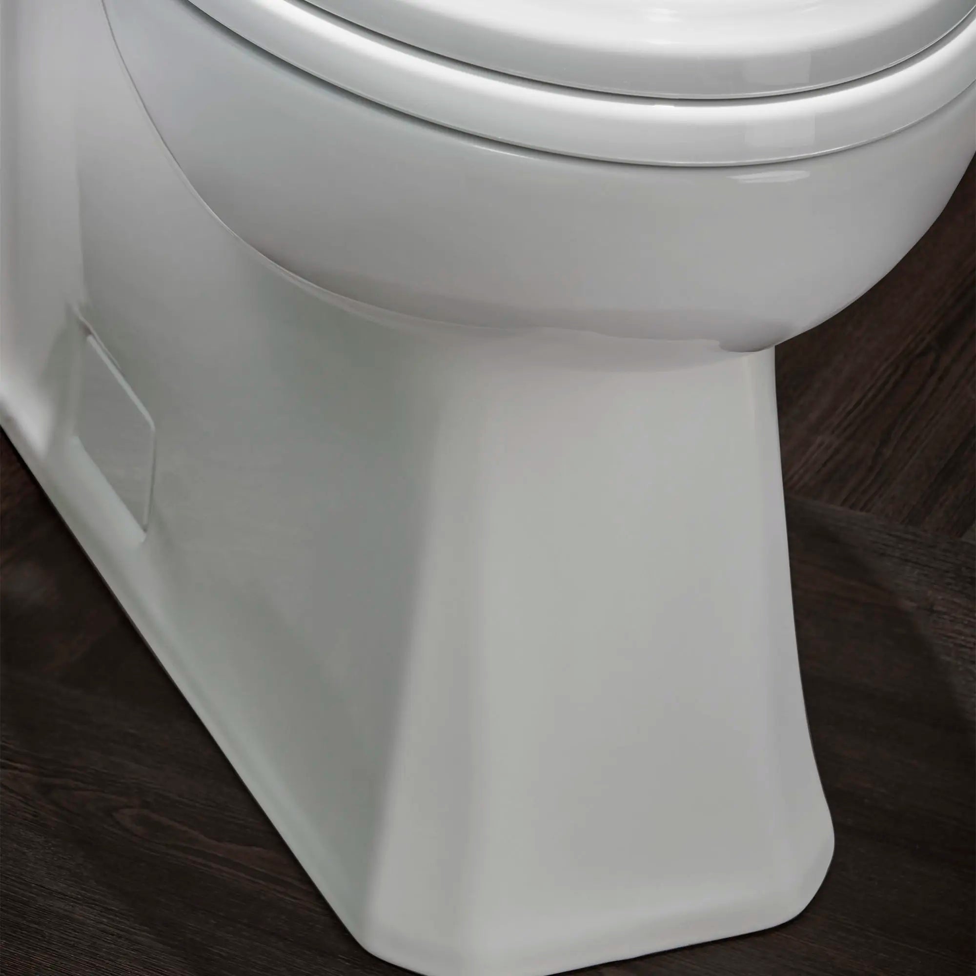 Toilette Belshire monopièce à cuvette allongée à hauteur de chaise avec siège // CANVAS WHITE // 84040_B-D22025A101415_1_CDNwebp.webp