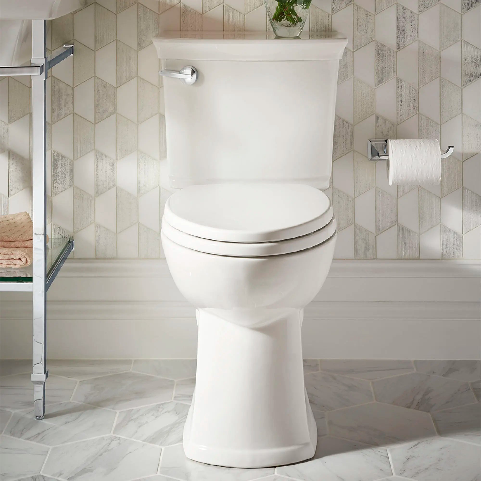 Toilette Wyatt, 2 pièces à cuvette allongée à hauteur de chaise avec siège // CANVAS WHITE // 84126_B-D2220AA121415_CDNwebp.webp