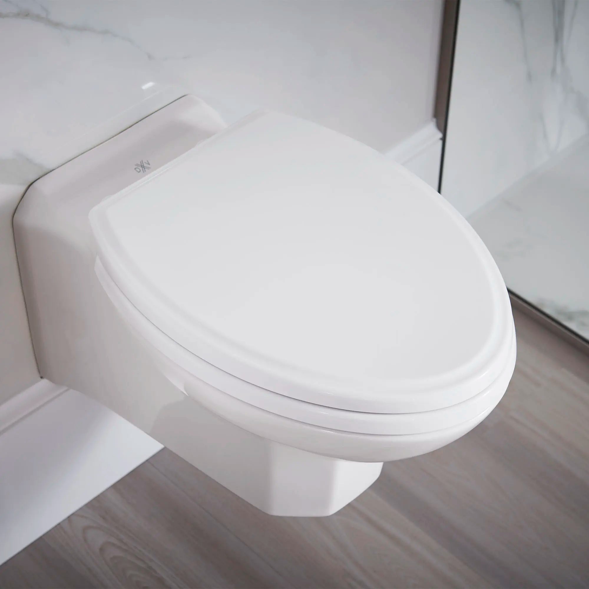 Toilette Belshire murale à chasse double avec siège // CANVAS WHITE // 84168_B-D23050A000415_1_CDNwebp.webp