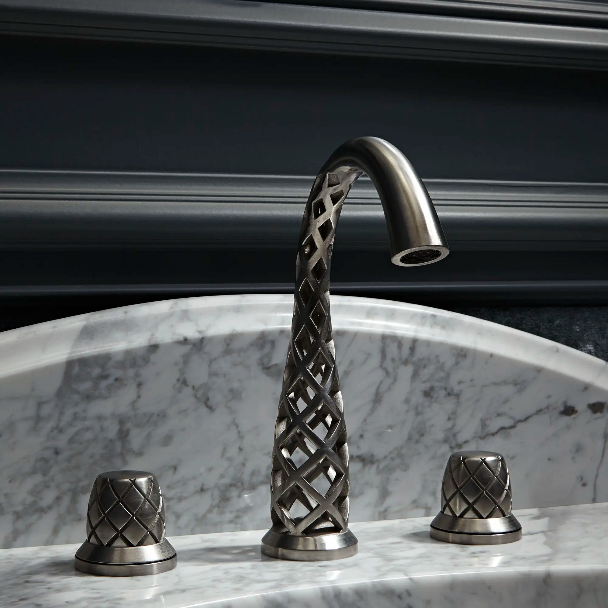 Robinet de lavabo espacé à 2 poignées Vibrato // BUTLER FINISH // 84250_B-D31201801435_CDNwebp.webp