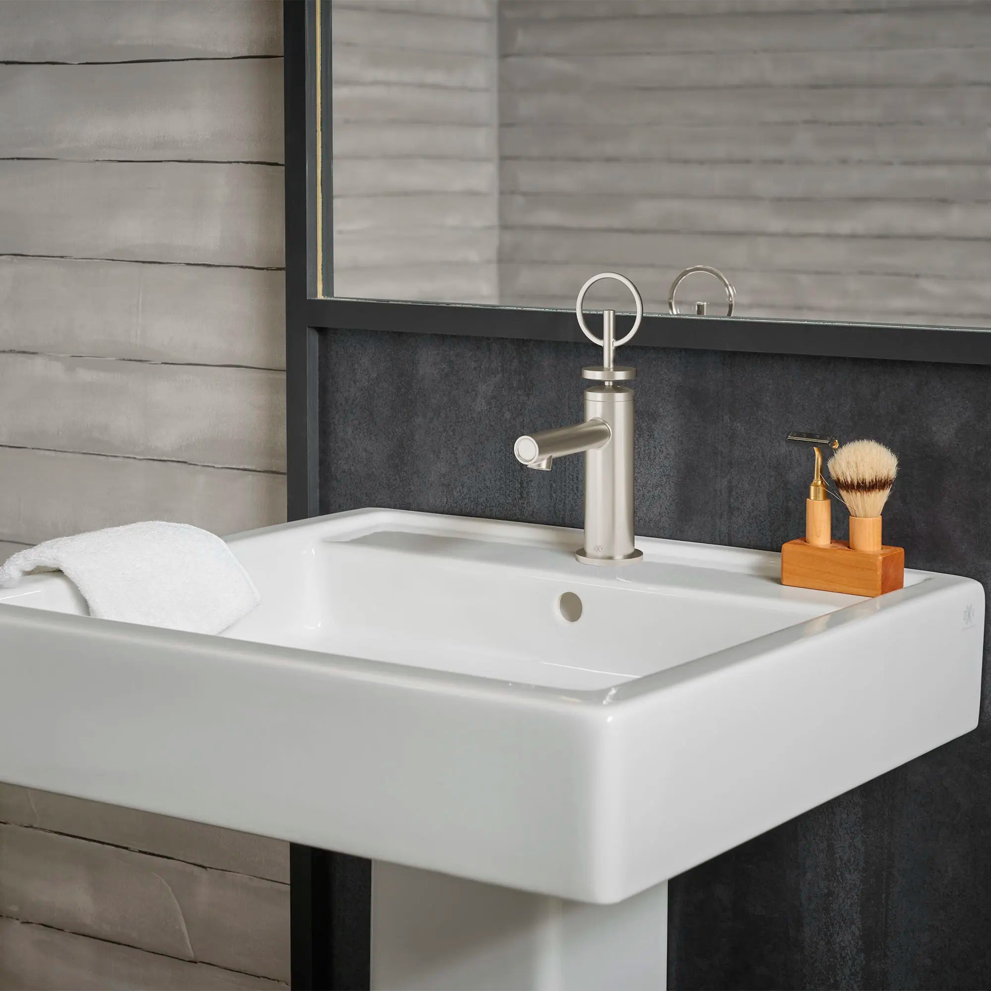 Robinet de lavabo à monocommande Percy avec poignée en boucle // CHROME POLI // 84434_B-D3510512C.144_D20095001.415_D21025000.415_CDNwebp.webp