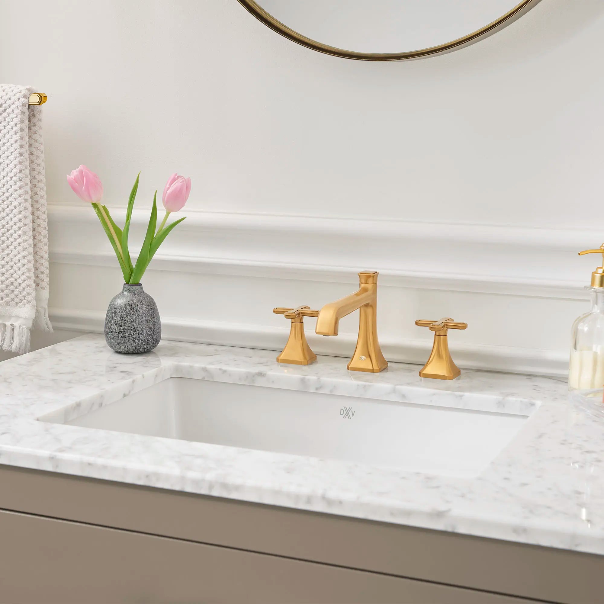 Poignées en croix Belshire uniquement pour robinet de lavabo espacé // SATIN BRASS // 85687_B-D35170802427_D35170190427_1_CDNwebp.webp