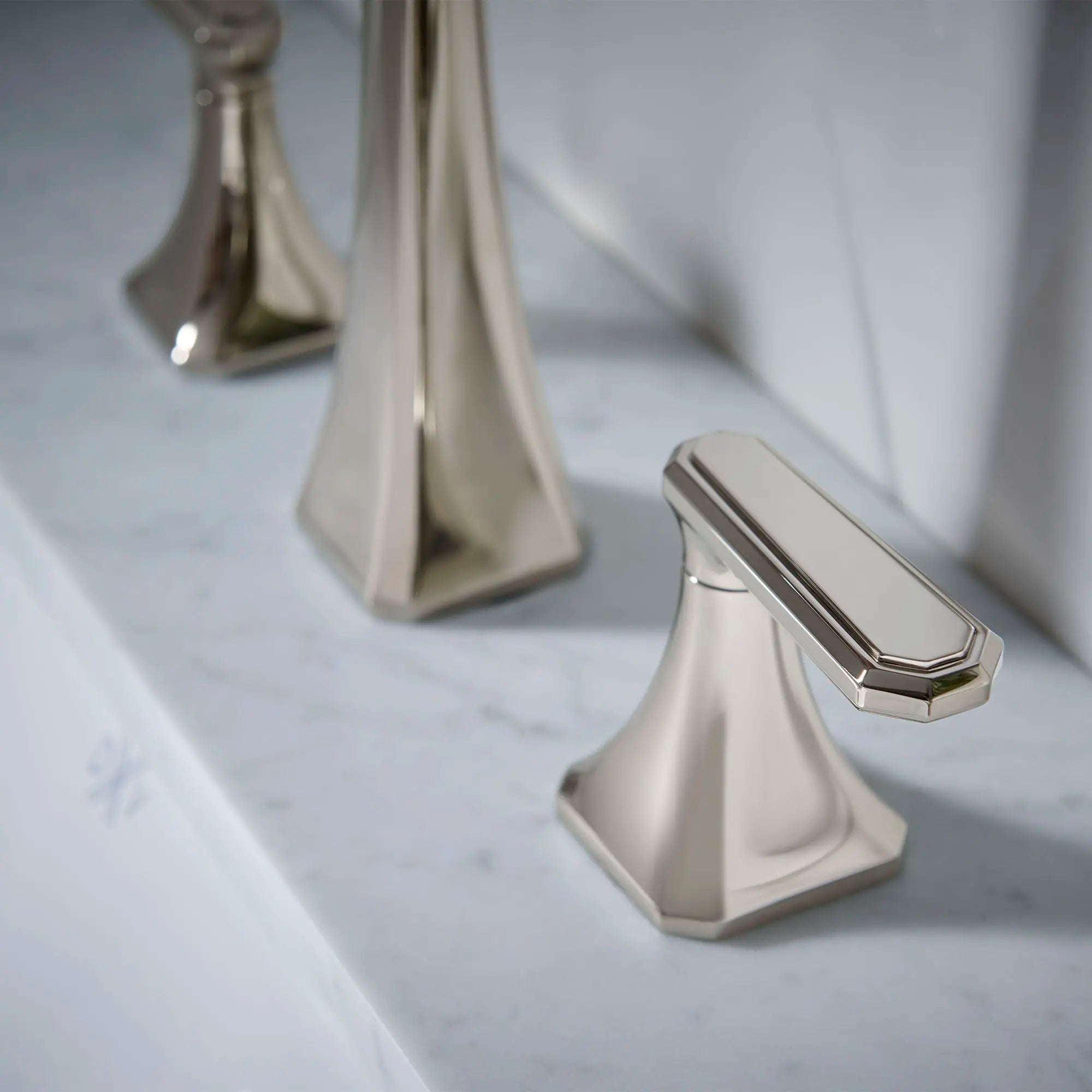 Robinet bec arqué de lavabo Belshire // PLATINUM NICKEL // 85739_B-D35170820150_1_CDNwebp.webp