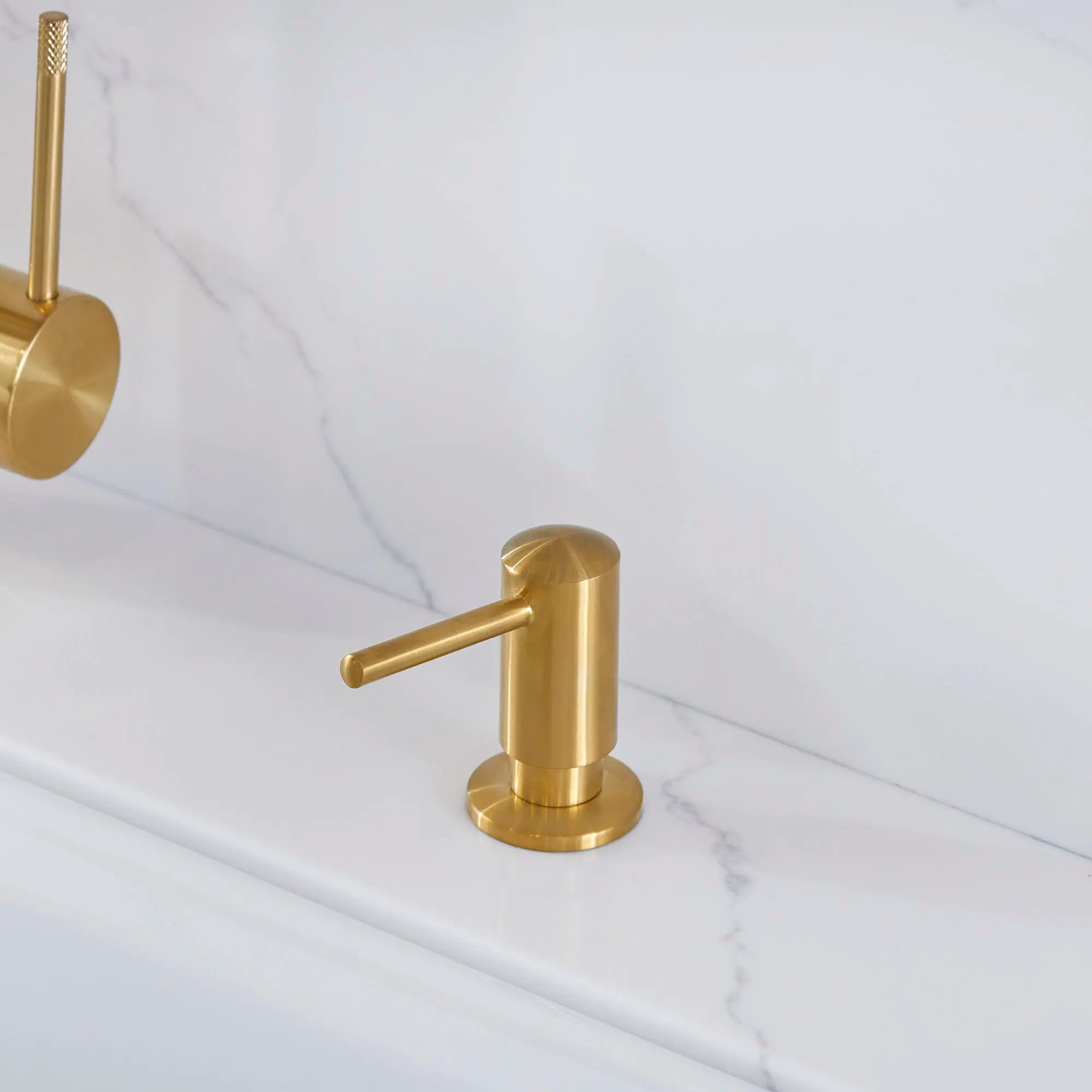 Distributeur de savon Etre // SATIN BRASS // 86093_B-D35405720427_CDNwebp.webp