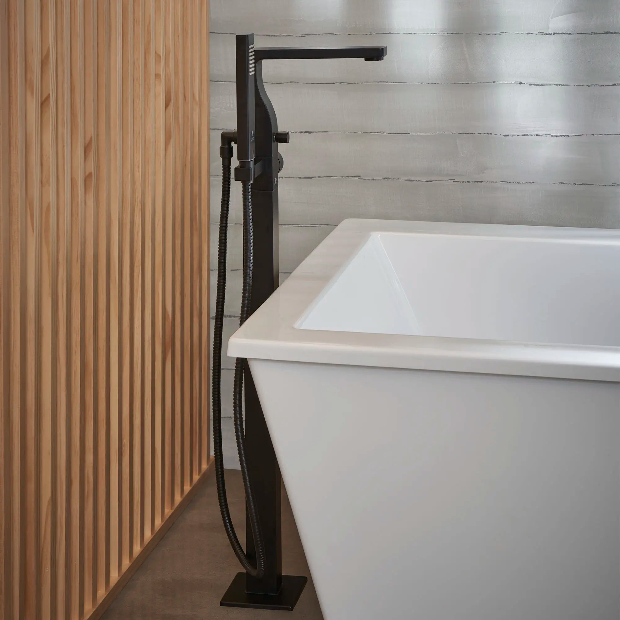 Robinet de bain à installation au plancher Carré avec à douchette et poignée à levier // NOIR MAT // 86160_B-D3590090C.243_CDNwebp.webp