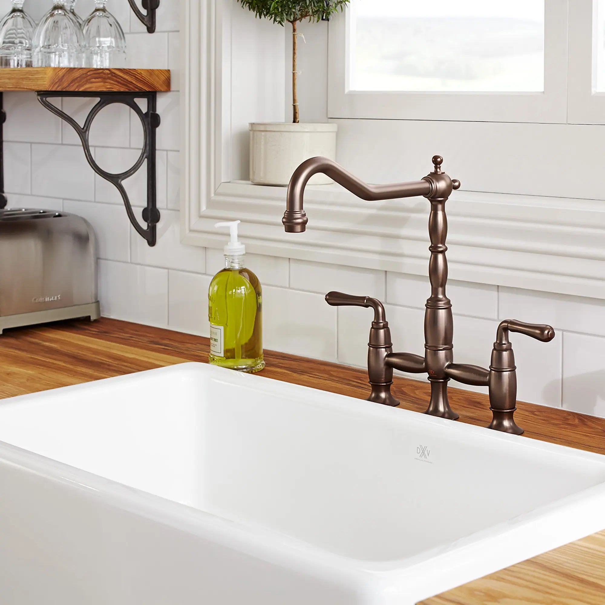 Robinet de style pont espacé Victorian avec jet latéral // CARBON BRONZE // 90909_D20066030415_D35402250110_01_CDNwebp.webp